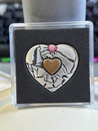 第192期拍卖 - 纽埃2020年你中有我心形高浮雕彩色纪念银币，999银，发行500枚，1/2盎司