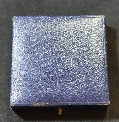 甄臻铺-世界币章拍卖（第53期），甄品场拍品征集中，送拍享返佣金等优惠多多 - 1931年伦敦园艺协会（London Gardens Guild）颁发的银质镀金纪念奖章，重30.391克，直径38.3毫米，原装蓝色绒面外盒。正面为协会建筑浮雕，背面花环装饰，无刻铭，带银标，大师沃顿斯作品。