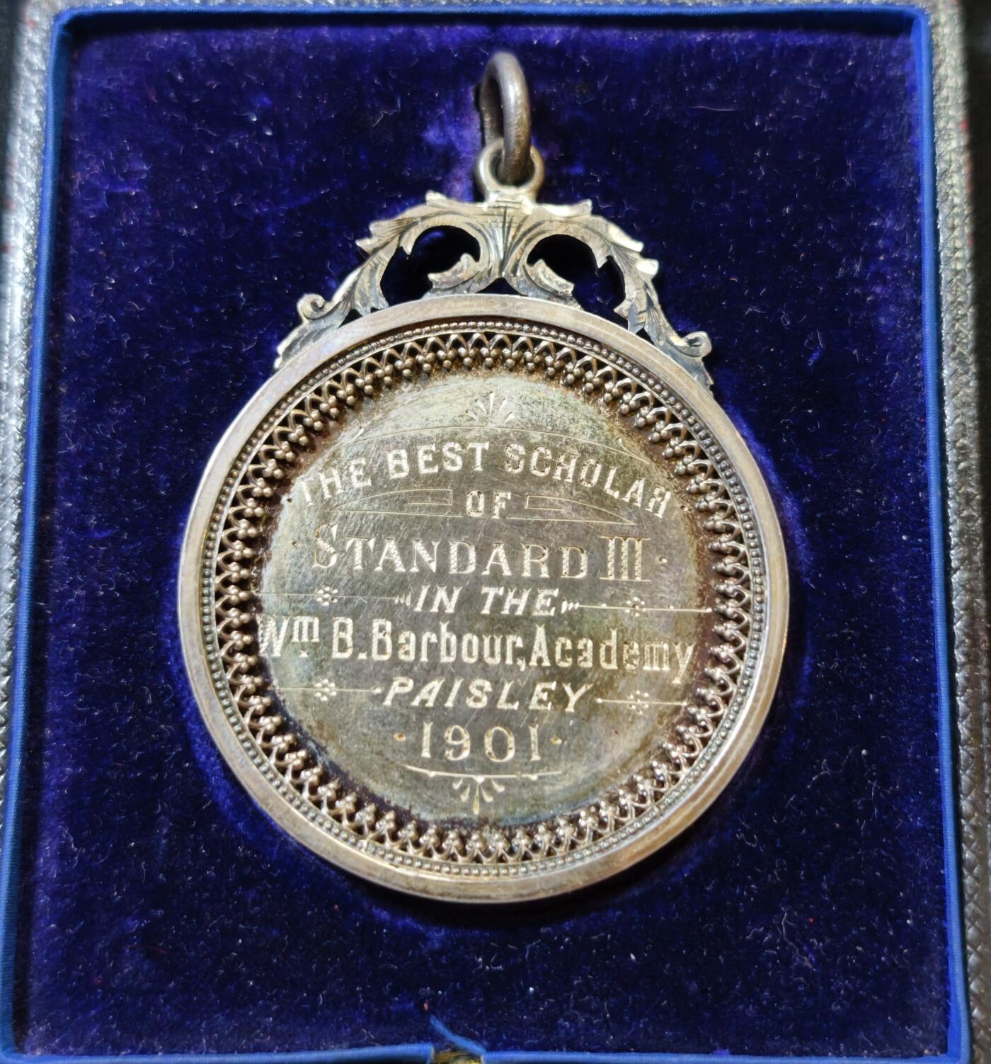 甄臻铺-世界币章拍卖（第53期），甄品场拍品征集中，送拍享返佣金等优惠多多 1901年英国威廉·巴伯·巴伯学院（Wm. B. Barbour Academy, Paisley）颁发的银质奖章，带原装皮盒，奖章圆圈部分直径47.3毫米，重31.7克，不算吊环总高61.1毫米，复杂银匠工艺的典范，底部有英国伦敦银匠标记“S&G”，年份清晰，保存完好
