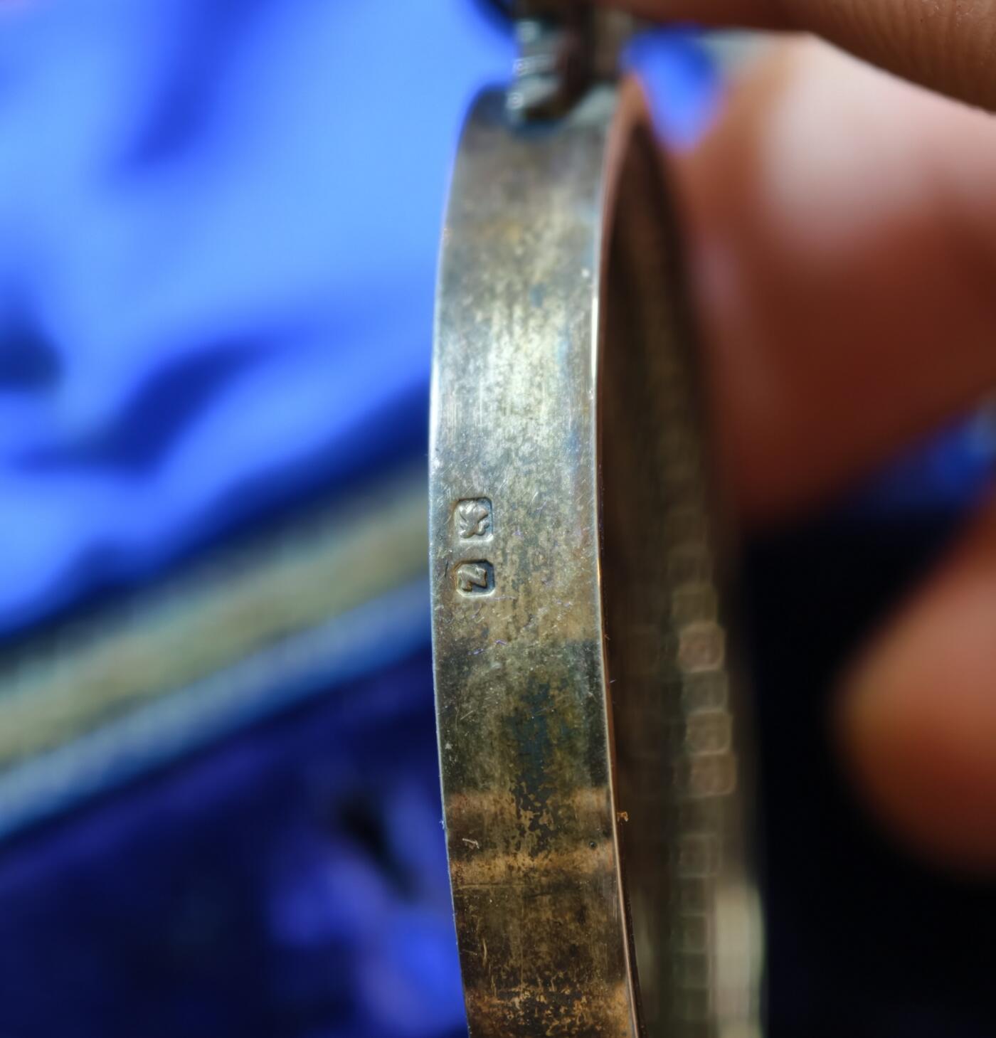 甄臻铺-世界币章拍卖（第53期），甄品场拍品征集中，送拍享返佣金等优惠多多 1901年英国威廉·巴伯·巴伯学院（Wm. B. Barbour Academy, Paisley）颁发的银质奖章，带原装皮盒，奖章圆圈部分直径47.3毫米，重31.7克，不算吊环总高61.1毫米，复杂银匠工艺的典范，底部有英国伦敦银匠标记“S&G”，年份清晰，保存完好