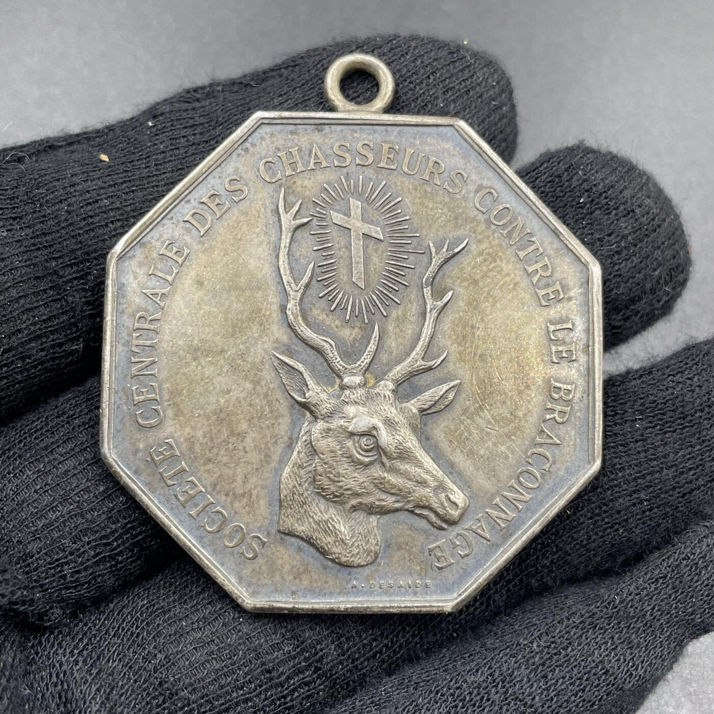 「木头集藏」章牌专场-第69场 1897年法国卢瓦雷省反偷猎协会银章，直径：46 mm，40.5 g，边铭：丰饶角 ARGENT，1897年授予卢瓦雷省宪兵队 Cupillard下士。