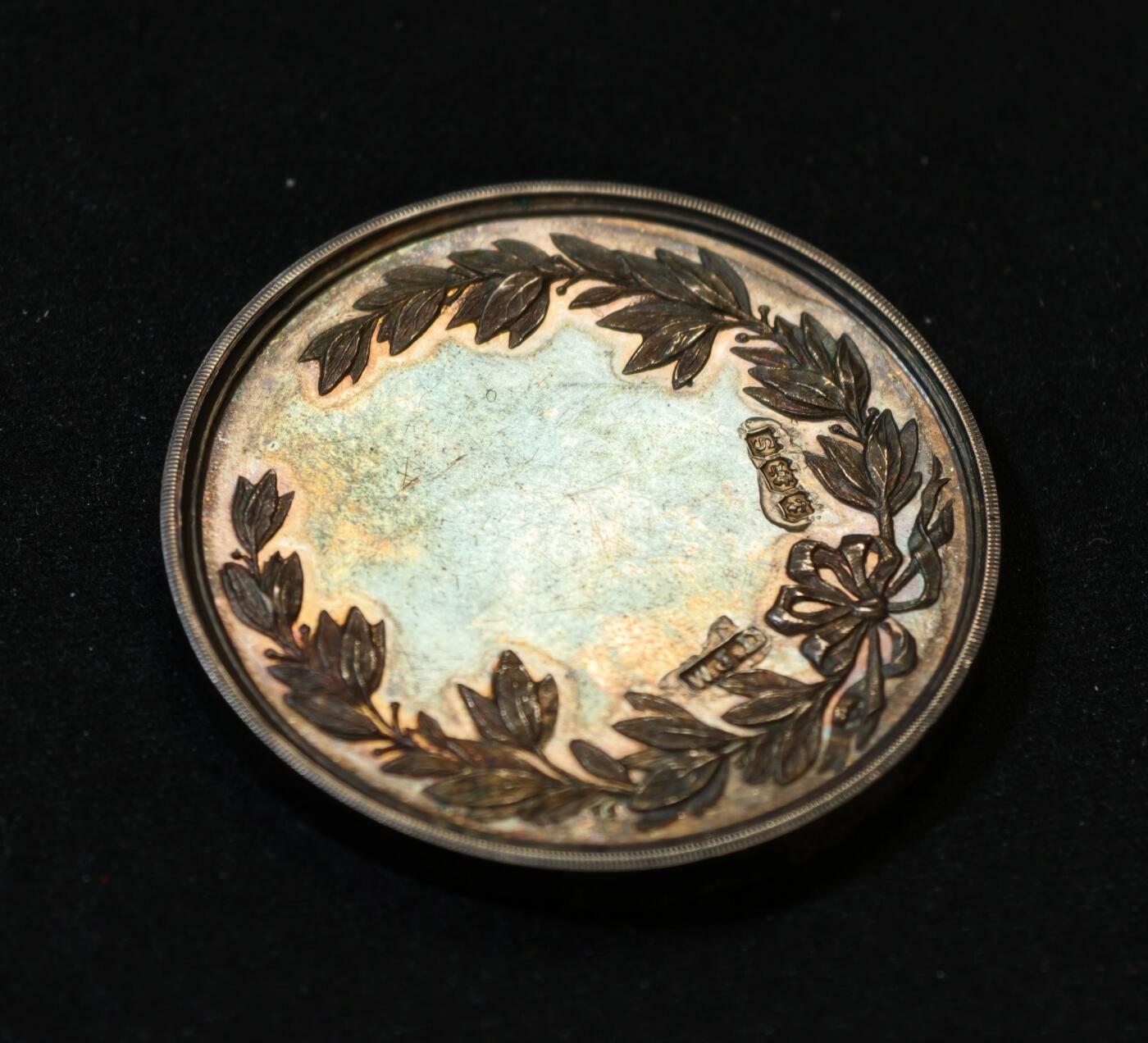 甄臻铺-世界币章拍卖（第53期），甄品场拍品征集中，送拍享返佣金等优惠多多 1917年英国布拉德菲尔德大学纪念银章，重25.8克，直径38.8毫米。正面刻有“Bradfield College”字样及校徽，背面是橄榄枝和奖章图案，银匠大师威廉姆詹姆斯丁利出品