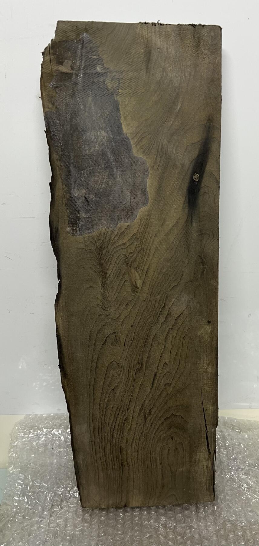 零元拍：NO.38 乌木金丝楠 绿阴沉山峰纹 做牌子，干泡台，无需打磨就已经金光闪闪。满金丝药香，尺寸约：66.5/19/3.4CM。