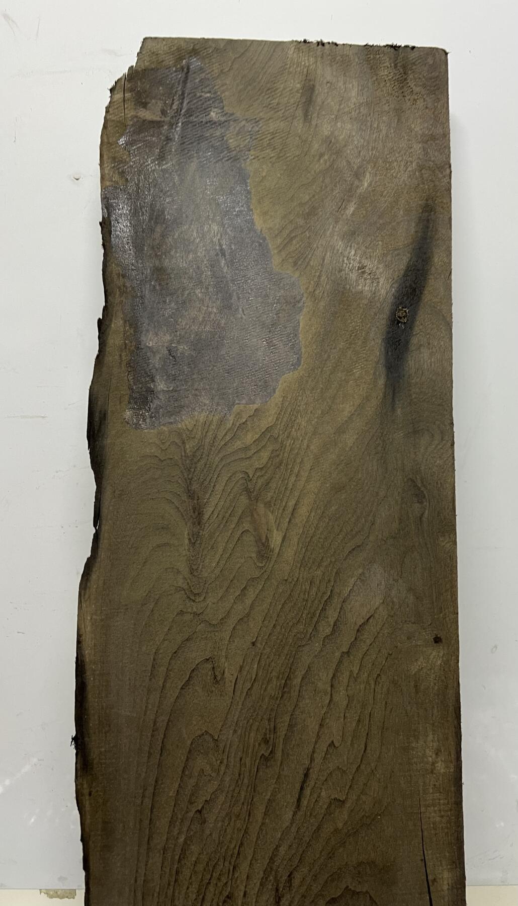 零元拍：NO.38 乌木金丝楠 绿阴沉山峰纹 做牌子，干泡台，无需打磨就已经金光闪闪。满金丝药香，尺寸约：66.5/19/3.4CM。