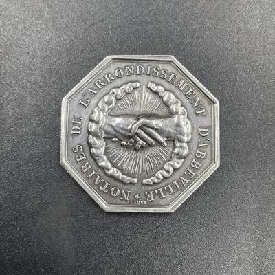 「木头集藏」章牌专场-第69场 - Caqué～法国阿布韦尔区公证人银章，直径：32 mm，14.6 g，边铭：手指 ARGENT （1845-1860年）。