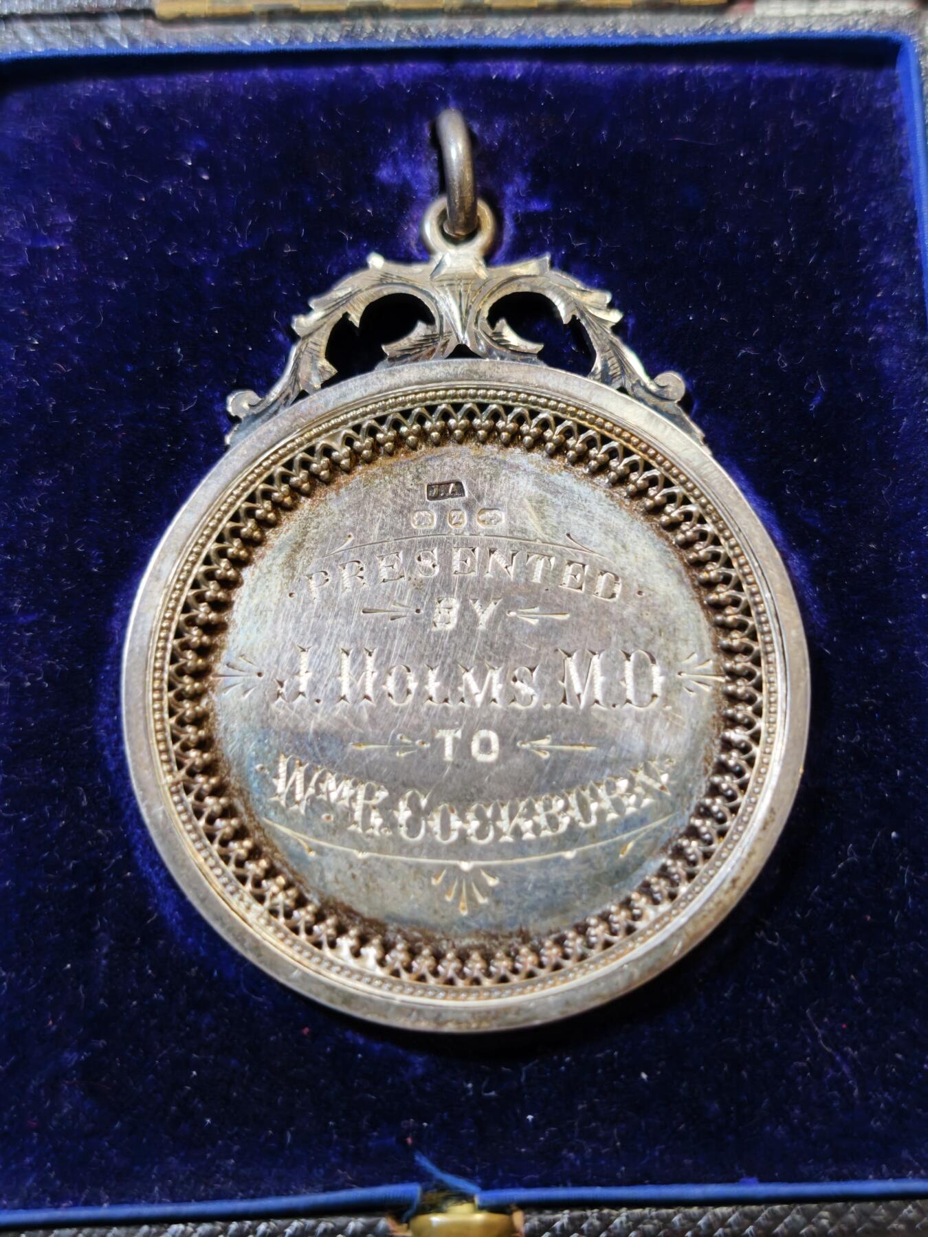 甄臻铺-世界币章拍卖（第53期），甄品场拍品征集中，送拍享返佣金等优惠多多 1901年英国威廉·巴伯·巴伯学院（Wm. B. Barbour Academy, Paisley）颁发的银质奖章，带原装皮盒，奖章圆圈部分直径47.3毫米，重31.7克，不算吊环总高61.1毫米，复杂银匠工艺的典范，底部有英国伦敦银匠标记“S&G”，年份清晰，保存完好