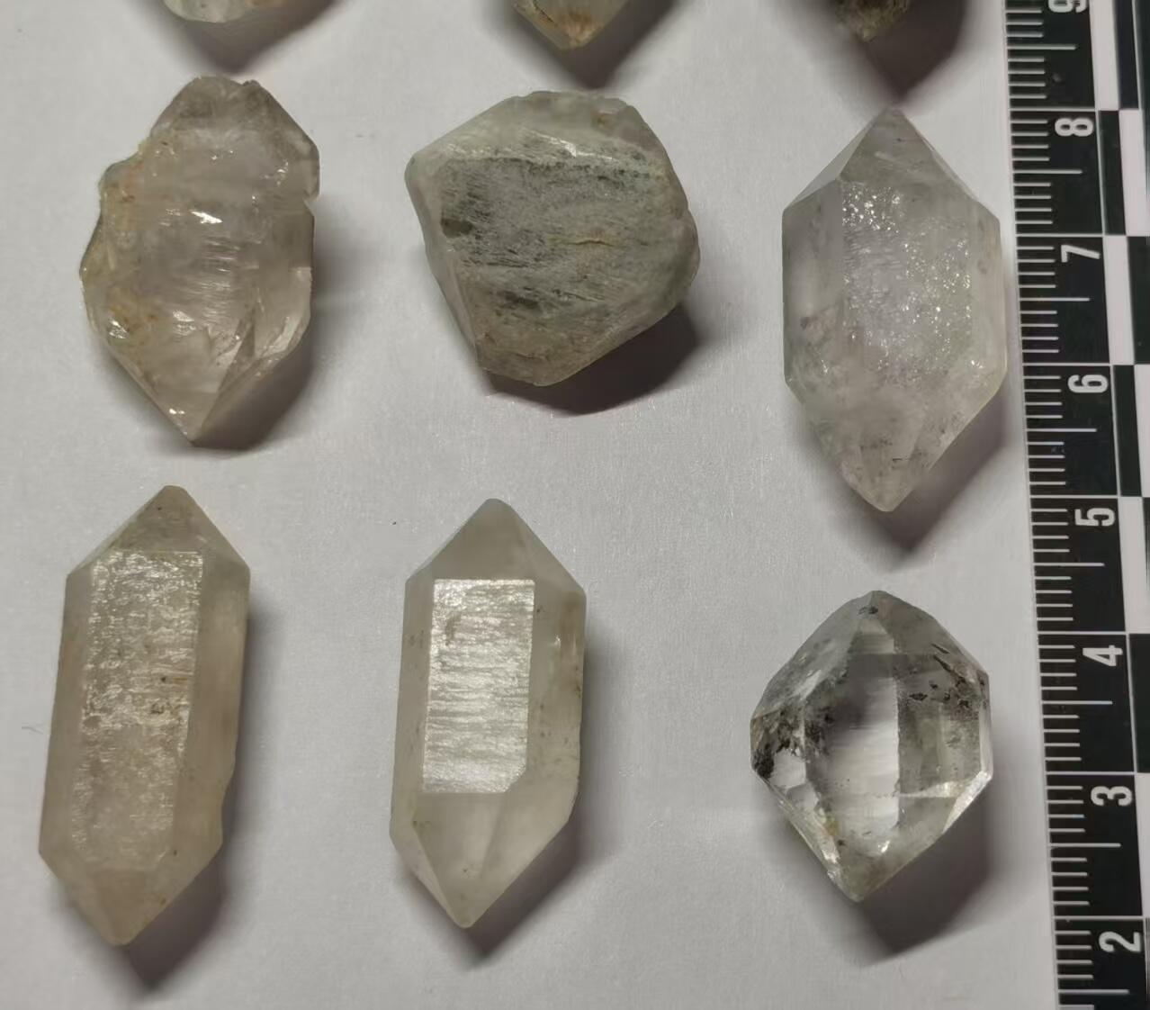 七河·世界世界币章杂件小拍（总第40期） 藏家出品X760（6）云贵闪灵水晶原石一组共9件，总重量约50多克 本件拍品由合作藏家邮寄