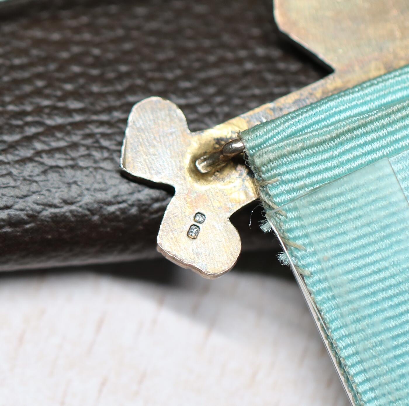 大猫徽章拍卖 第289期 英国皇家野牛会奖章.PALMA NON SINE PULVERE”（意为“荣耀源于磨砺”925银镀金材质局部珐琅，带原始皮袋，53.6g