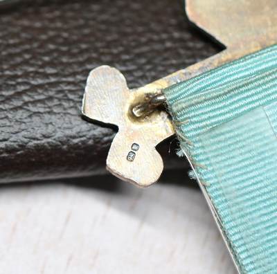 大猫徽章拍卖 第289期 英国皇家野牛会奖章.PALMA NON SINE PULVERE”（意为“荣耀源于磨砺”925银镀金材质局部珐琅，带原始皮袋，53.6g