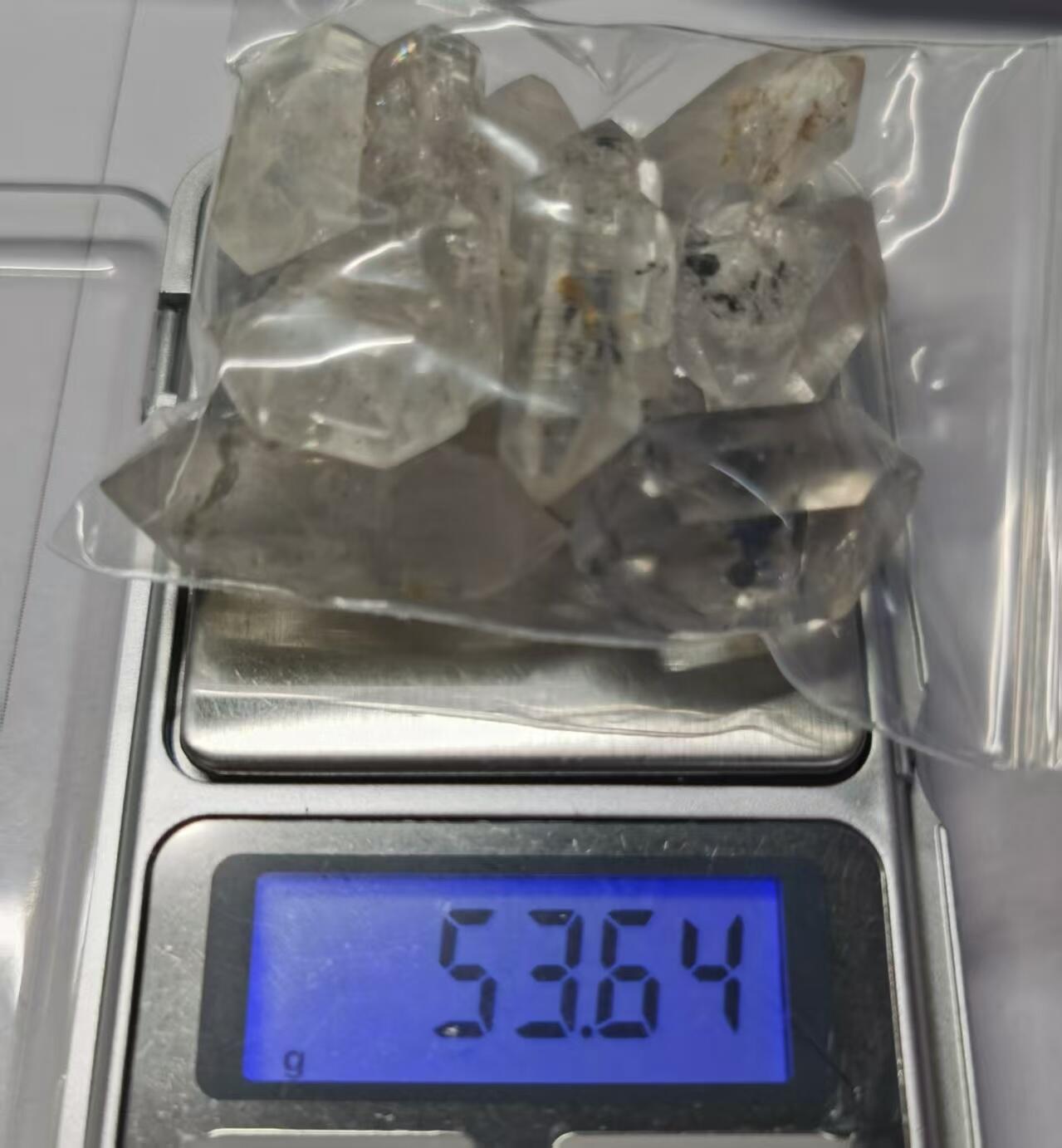 七河·世界世界币章杂件小拍（总第40期） 藏家出品X759（6）云贵闪灵水晶原石一组共12件，总重量约50多克 本件拍品由合作藏家邮寄