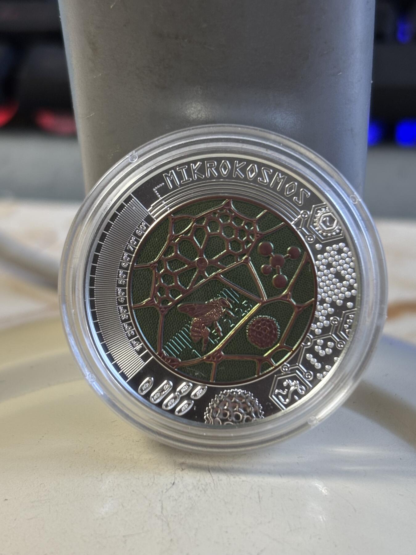 第192期拍卖 奥地利2017年银铌镶嵌系列微观世界银铌双金属币，金属:900银998铌，重量:16.5克（10克银，6.5克铌）直径:34毫米，发行：65000枚