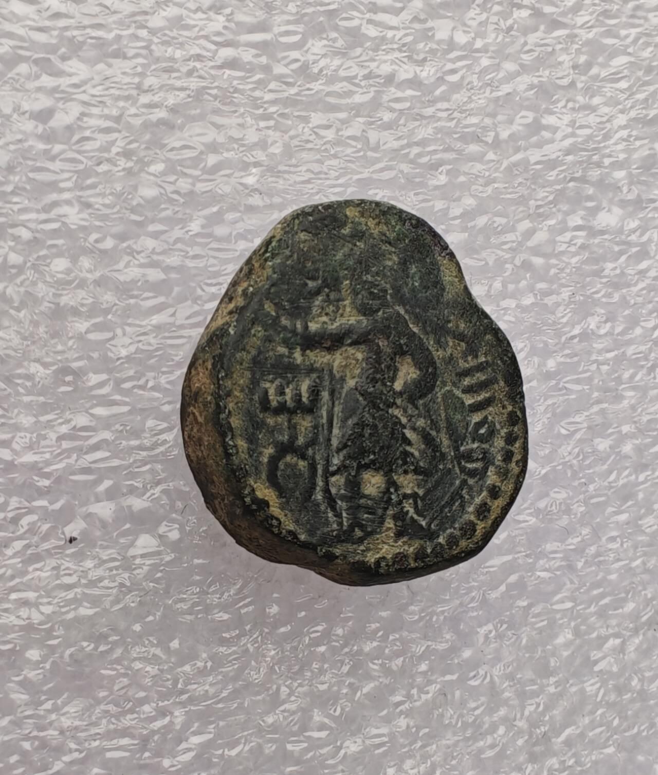 瓶子🏺第231期拍卖会 公元158–195年贵霜帝国胡韦什卡（Huvishka）时期的四德拉克马铜币   正面：国王胡韦什卡骑在战象上，手持象钩，周围环绕巴克特里亚文铭文  背面：贵霜神奥索Oesho的立像，手持三叉戟，象征王权与神权的结合