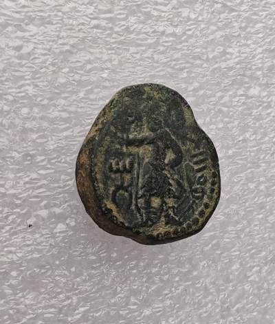 瓶子🏺第231期拍卖会 公元158–195年贵霜帝国胡韦什卡（Huvishka）时期的四德拉克马铜币   正面：国王胡韦什卡骑在战象上，手持象钩，周围环绕巴克特里亚文铭文  背面：贵霜神奥索Oesho的立像，手持三叉戟，象征王权与神权的结合 15.58克