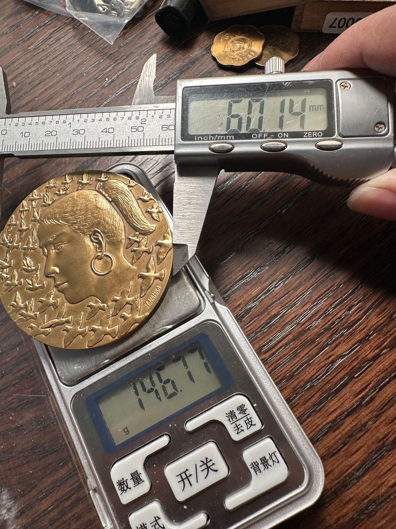 蒂克钱币-第59场 日本企业章 徽章拍卖 1994年广岛亚运会（第12届亚洲运动会） 的官方高级纪念章60mm 146g。它由日本著名雕刻家南波宏明（H. Nanba） 设计