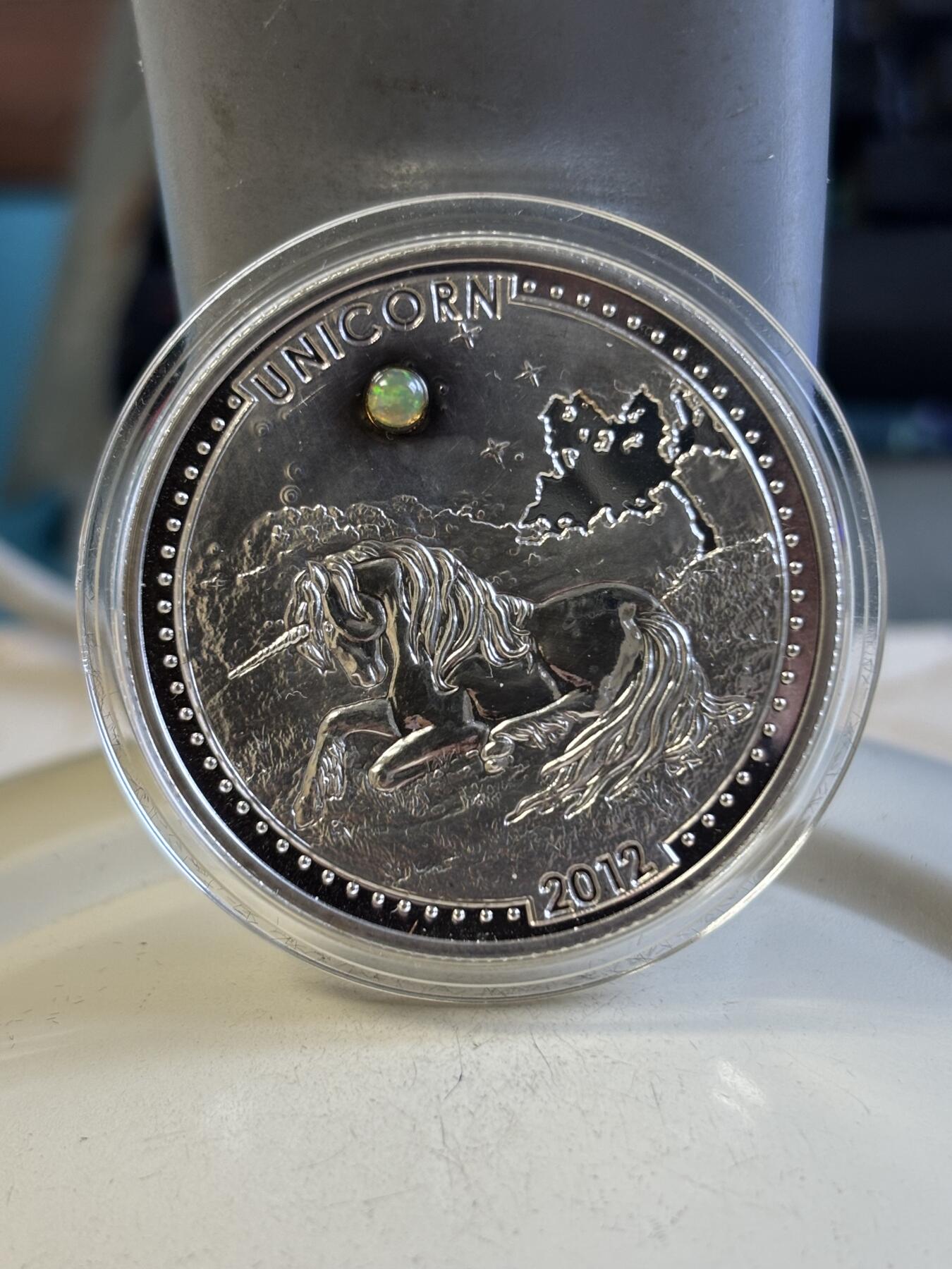 第192期拍卖 喀麦隆2012年吉祥物独角兽麒麟镶嵌蛋白宝石银币，999银，20克，发行888枚