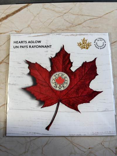 第192期拍卖 - 卡装加拿大2018年红色夜光枫叶花语坚毅彩色夜光银币，9999银，7.96克