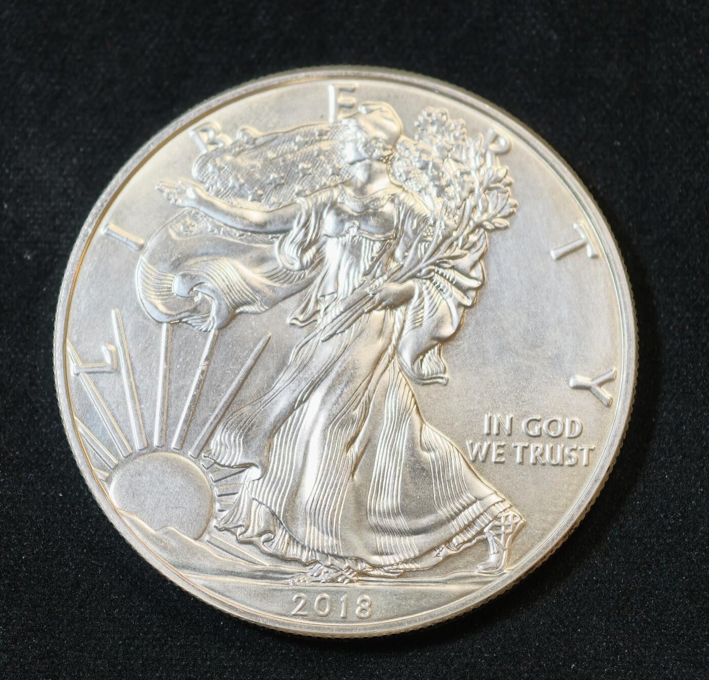 甄臻铺-世界币章拍卖（第53期），甄品场拍品征集中，送拍享返佣金等优惠多多 2018年 美国 行走女神银鹰 普制 1美元 1盎司投资银币 31.11g 含银量99.93%，细节见图