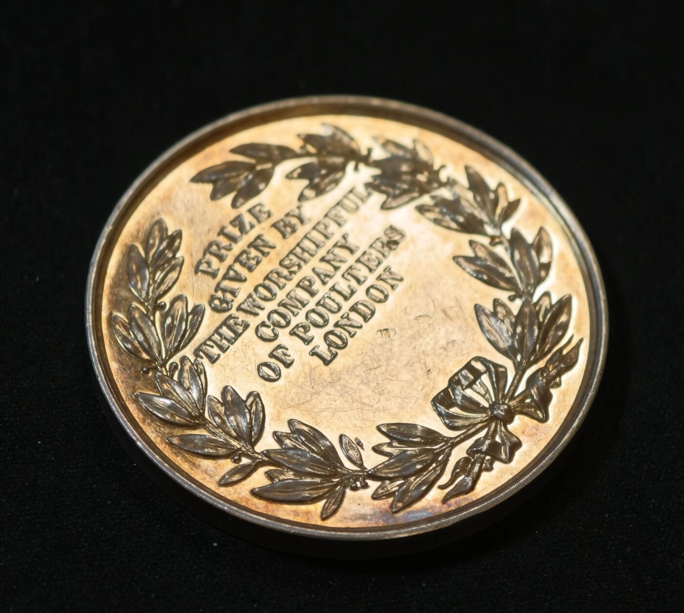 甄臻铺-世界币章拍卖（第53期），甄品场拍品征集中，送拍享返佣金等优惠多多 19世纪英国伦敦家禽商公会（Worshipful Company of Poulterers）银奖章，重46.345克，直径44.6毫米。正面是家禽图案和盾徽，背面“PRIZE GIVEN BY THE WORSHIPFUL COMPANY OF POULTERS LONDON”字样。
