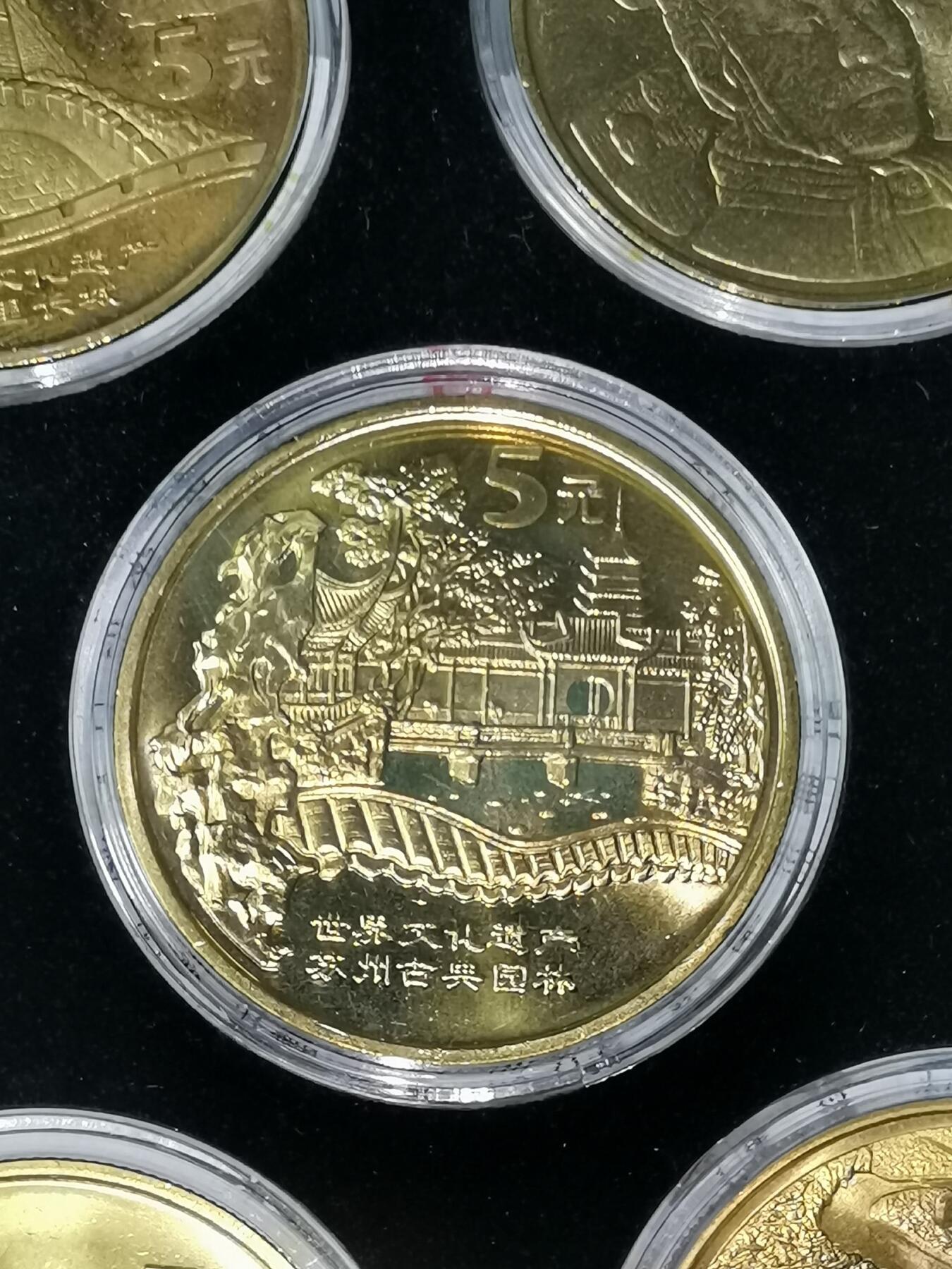 2002年世界文化遗产纪念币大全套十枚，含万里长城、兵马俑、孔庙、故宫、苏州园林、周口店猿人、丽江古城、都江堰、龙门石窟、颐和园。全套10枚，品相美品，铜质，面值5元。按图发货！