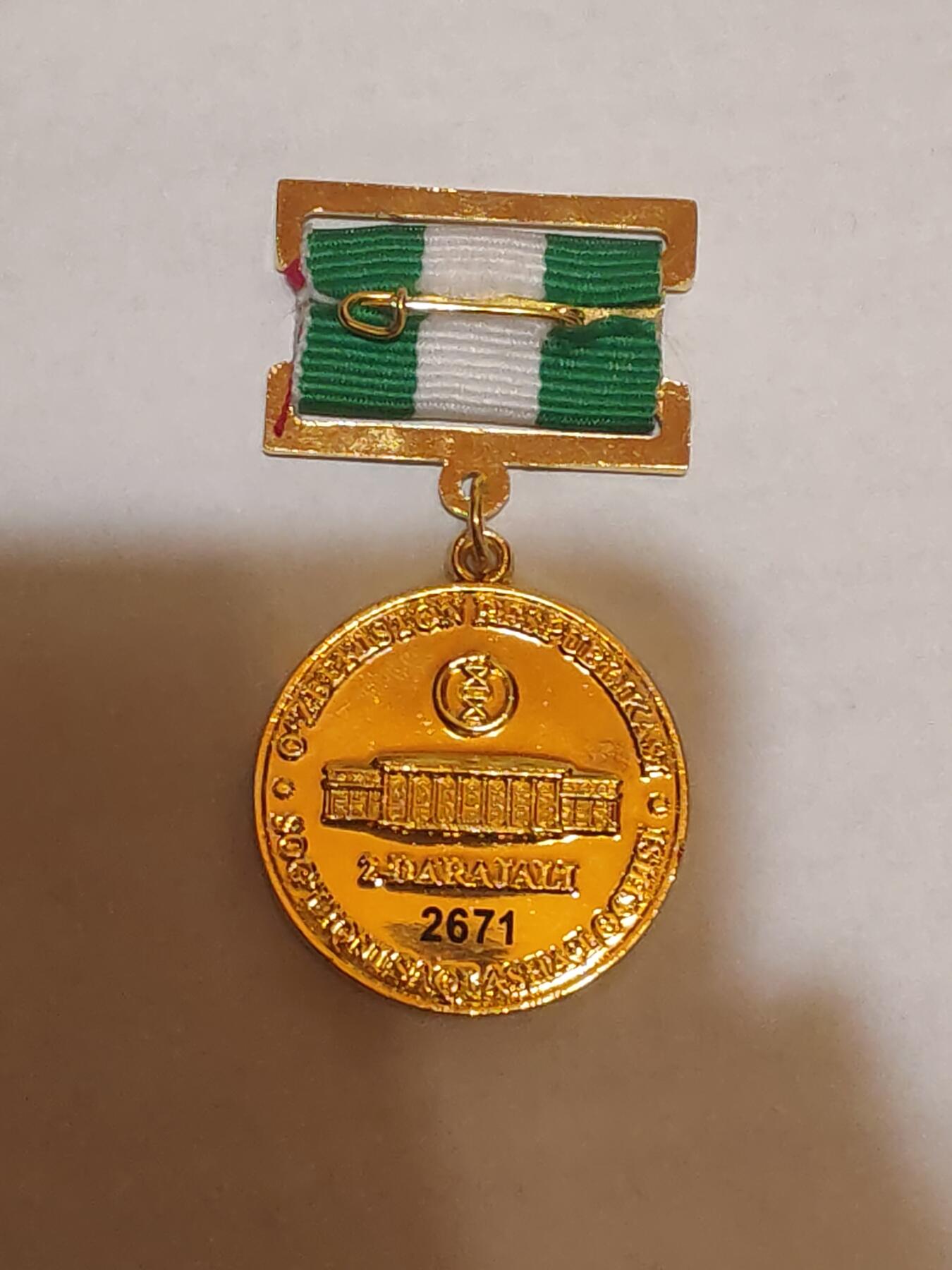 韵星假日军品类拍卖第44期 -- Rimey Holidays Militaria Auction 44 乌兹别克斯坦共和国卫生部二级优秀服务人员奖金奖章 实发2671号 非常稀少 设计继承苏联的奖金奖章 铜镀金 非常厚重 仅颁发给高级官员