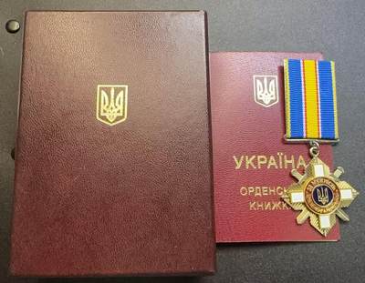 云宸嘉赏-勋臻精藏⭐️年后精品专拍场次🎖 - 乌克兰三级勇气奖章带证书带原盒（勋章三连号 同一人所得）-得主Стоянов·Васильевич大尉经查询服役于乌克兰国防部情报局 于2024年牺牲于哈尔科夫地区（乌友网站对军衔标志错误）