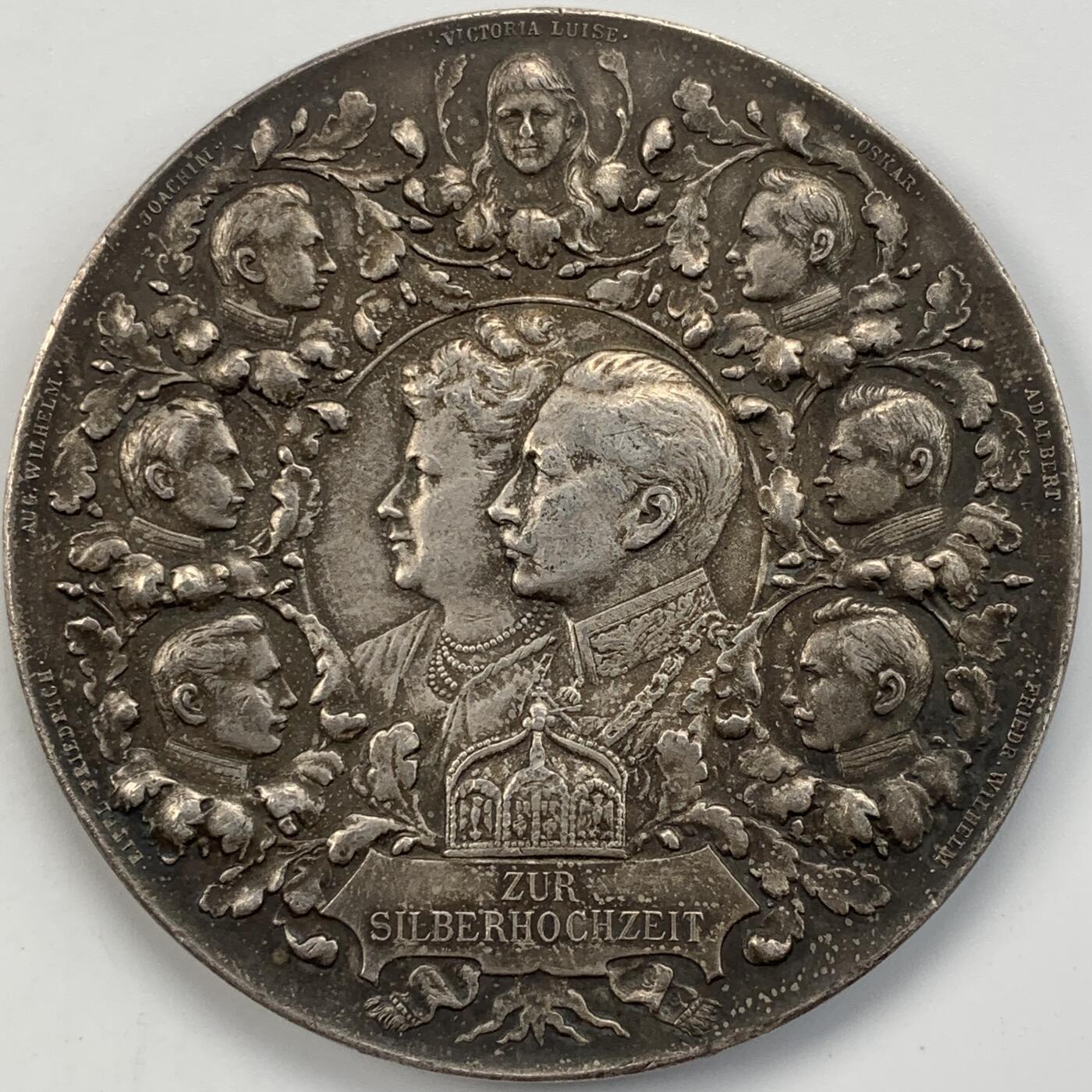 掌中浮雕-藏着的欧洲第053场 1906年威廉二世与奥古斯特维多利亚银婚镀银铜章 ，60mm，Godet雕刻，正面是威廉二世夫妇及七位子女，罕见的全家福章牌