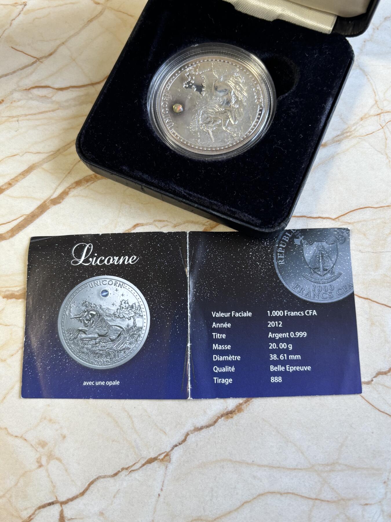 第192期拍卖 喀麦隆2012年吉祥物独角兽麒麟镶嵌蛋白宝石银币，999银，20克，发行888枚