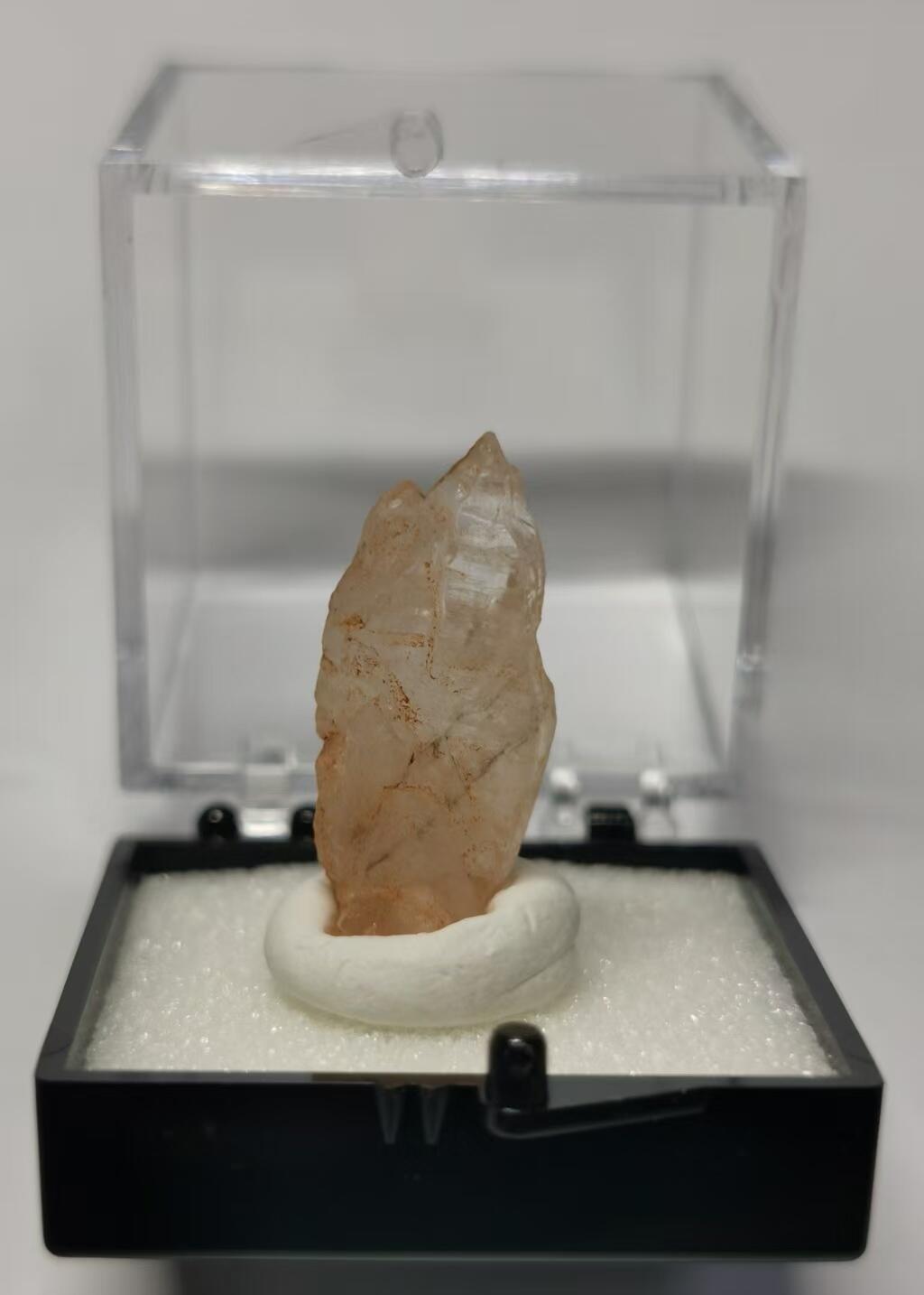 七河·世界世界币章杂件小拍（总第40期） 藏家出品 X740（1）马达加斯加红泥油胆水晶原石矿标 盒子矿 本件拍品由合作藏家邮寄