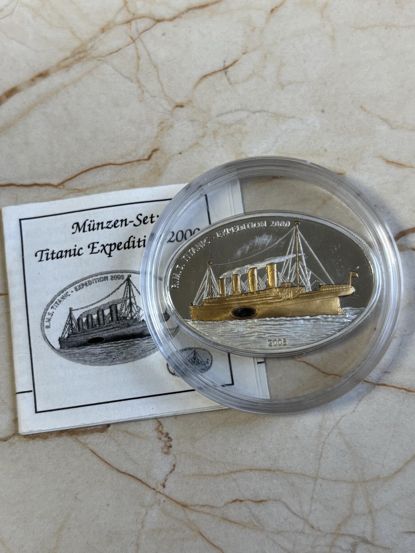 第192期拍卖 利比里亚2005年泰坦尼克号游轮镶嵌纪念银币带证书特殊镀金版，925银，25克。