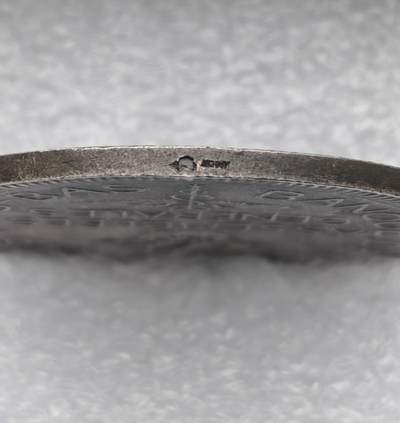 瓶子🏺第231期拍卖会 法国巴黎与荷兰银行（Banque de Paris et des Pays-Bas）1922年股东大会纪念银章 1等银标  巴黎与荷兰银行是法国最重要的投资银行之一，后与巴黎国民银行合并为今天的法国巴黎银行（BNP Paribas）。这枚银章不仅是银行历史的见证，也是19世纪末至20世纪初法国金融与艺术的重要实物 17.88克  17.88×0.9×23=370.116 