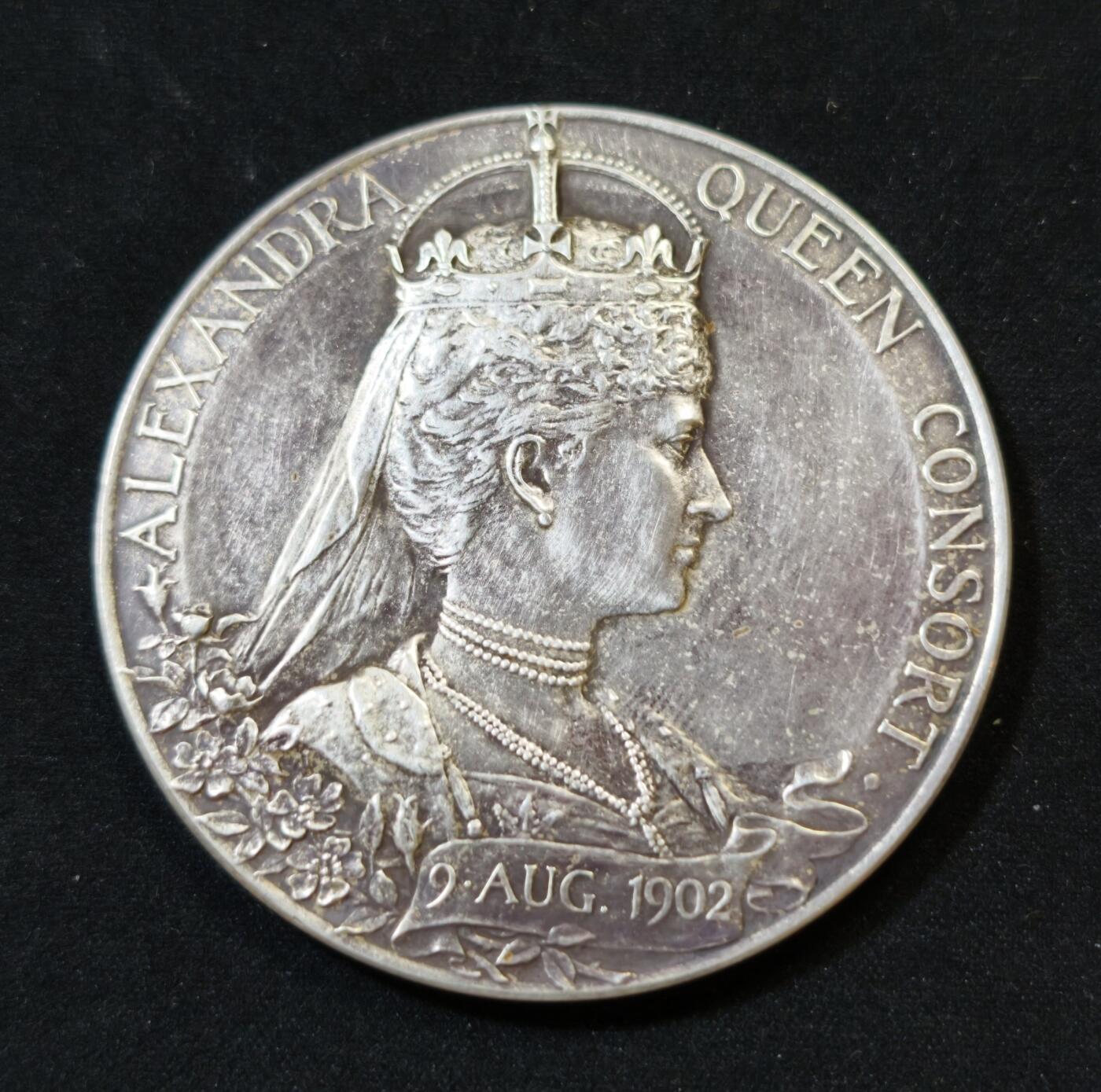甄臻铺-世界币章拍卖（第53期），甄品场拍品征集中，送拍享返佣金等优惠多多 英国爱德华七世与亚历山德拉王后加冕纪念银币，1902年发行，直径55毫米，重86克，正面爱德华七世头像，背面亚历山德拉王后头像，加冕日期“CROWNED 9 AUGUST 1902”环绕，光边无边铭，币面细节清晰，包浆自然