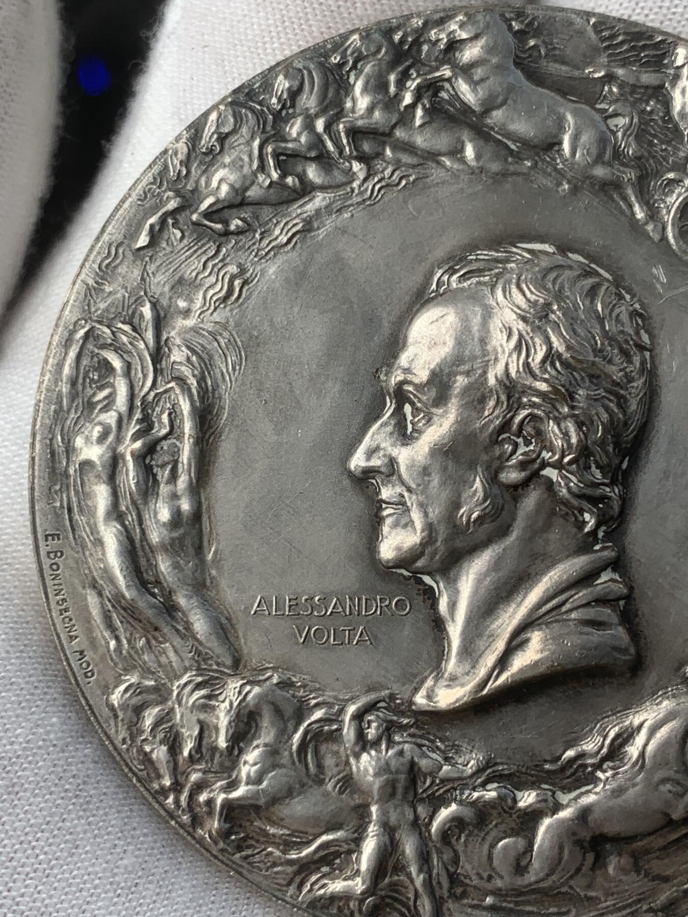 掌中浮雕-藏着的欧洲第053场 1927年意大利物理学家伏特逝世100周年镀银铜章 G.Lonazzi雕刻，59mm, (边缘无磕碰，仅一处漏铜，如图）
