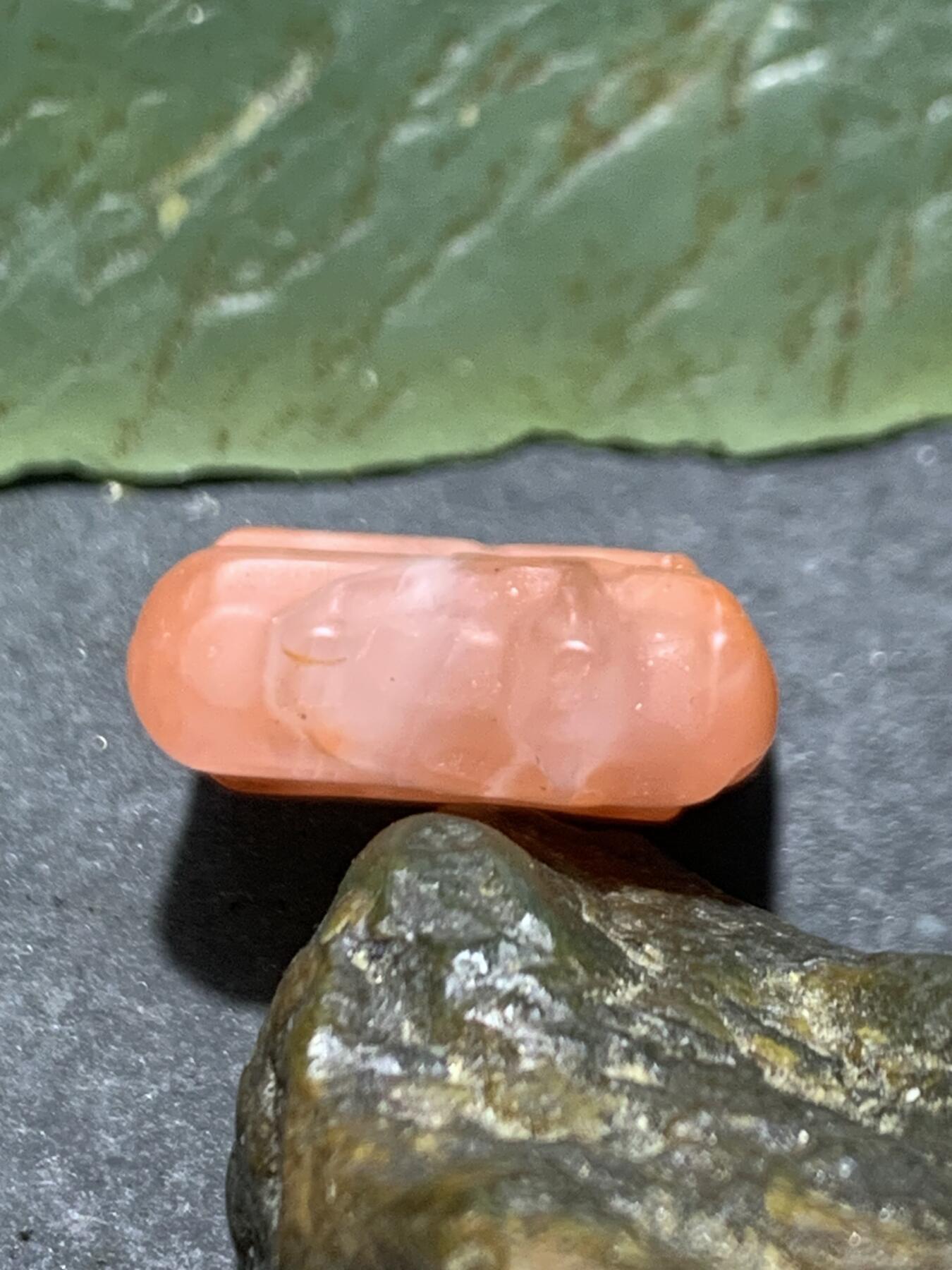 精美川料荔枝冻飘红南红玛瑙雕刻福字福字板珠（背云)一个，