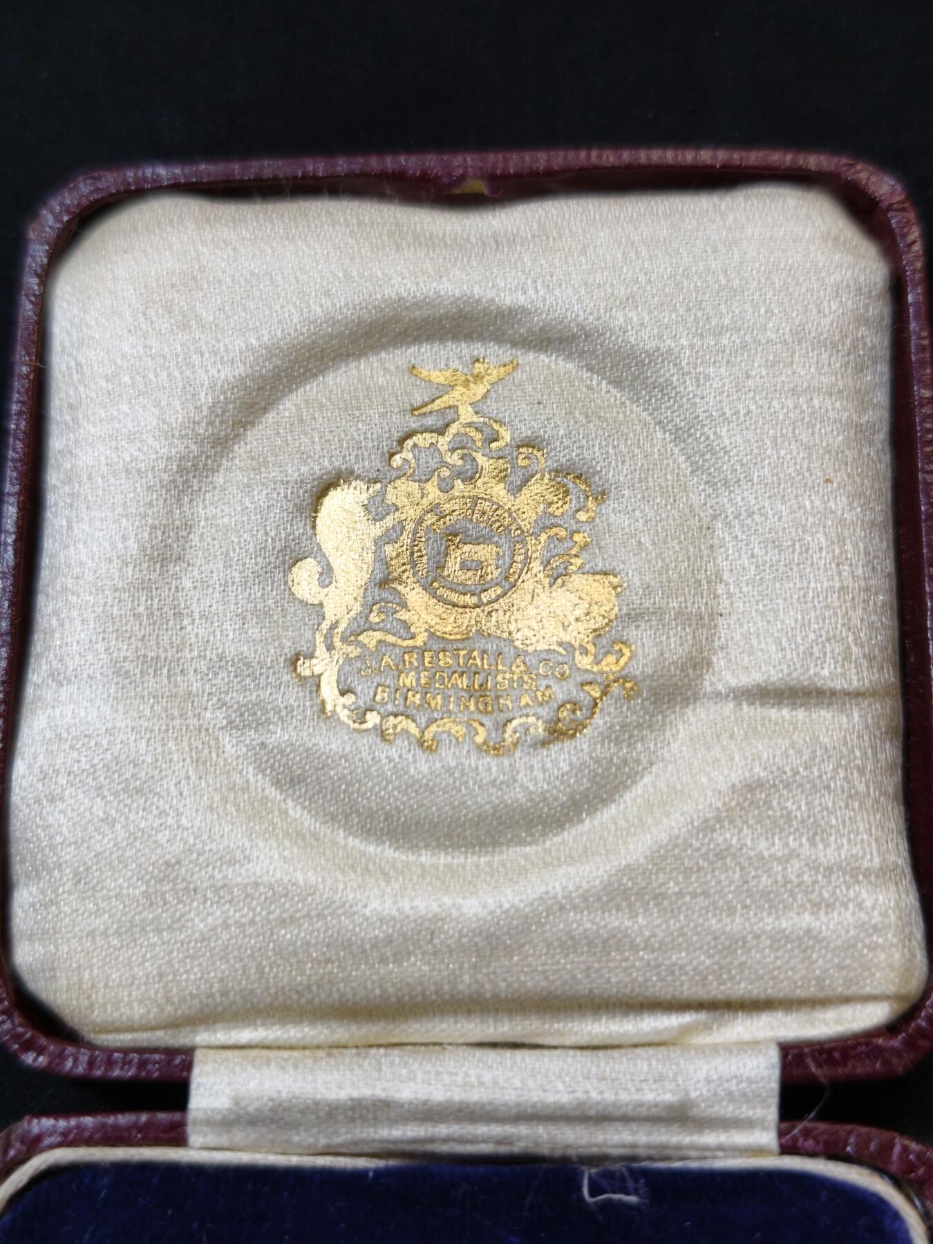 甄臻铺-世界币章拍卖（第53期），甄品场拍品征集中，送拍享返佣金等优惠多多 1927年英国龙骑士赛鸽俱乐部获奖银章，直径39毫米，重32克。正面雕刻三只鸽子图案，背面刻有W.H.Inman获奖字样。原装红皮盒，带内衬丝绒垫。表面自然氧化呈现五彩包浆，工艺精湛。边缘清晰，铭文完整，原装盒子完整