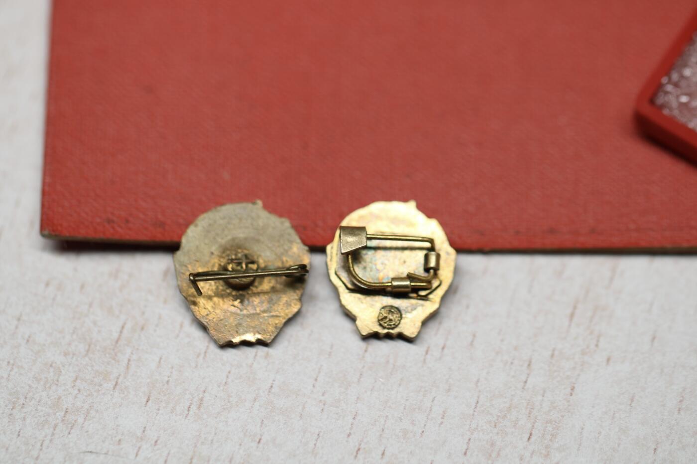 大猫徽章拍卖 第289期 苏联共产党50周年党龄纪念章，带证书原盒，纯银镀金珐琅，附带一枚稀少的铜镀金珐琅50周年章