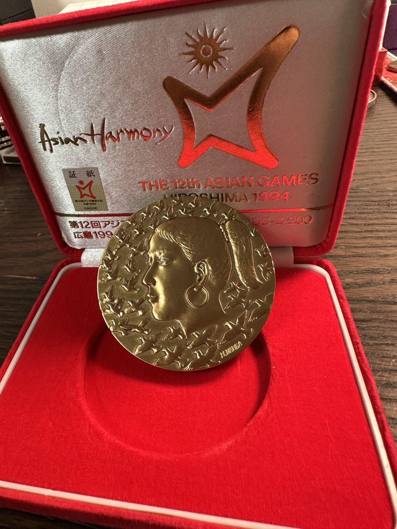 蒂克钱币-第59场 日本企业章 徽章拍卖 1994年广岛亚运会（第12届亚洲运动会） 的官方高级纪念章60mm 146g。它由日本著名雕刻家南波宏明（H. Nanba） 设计