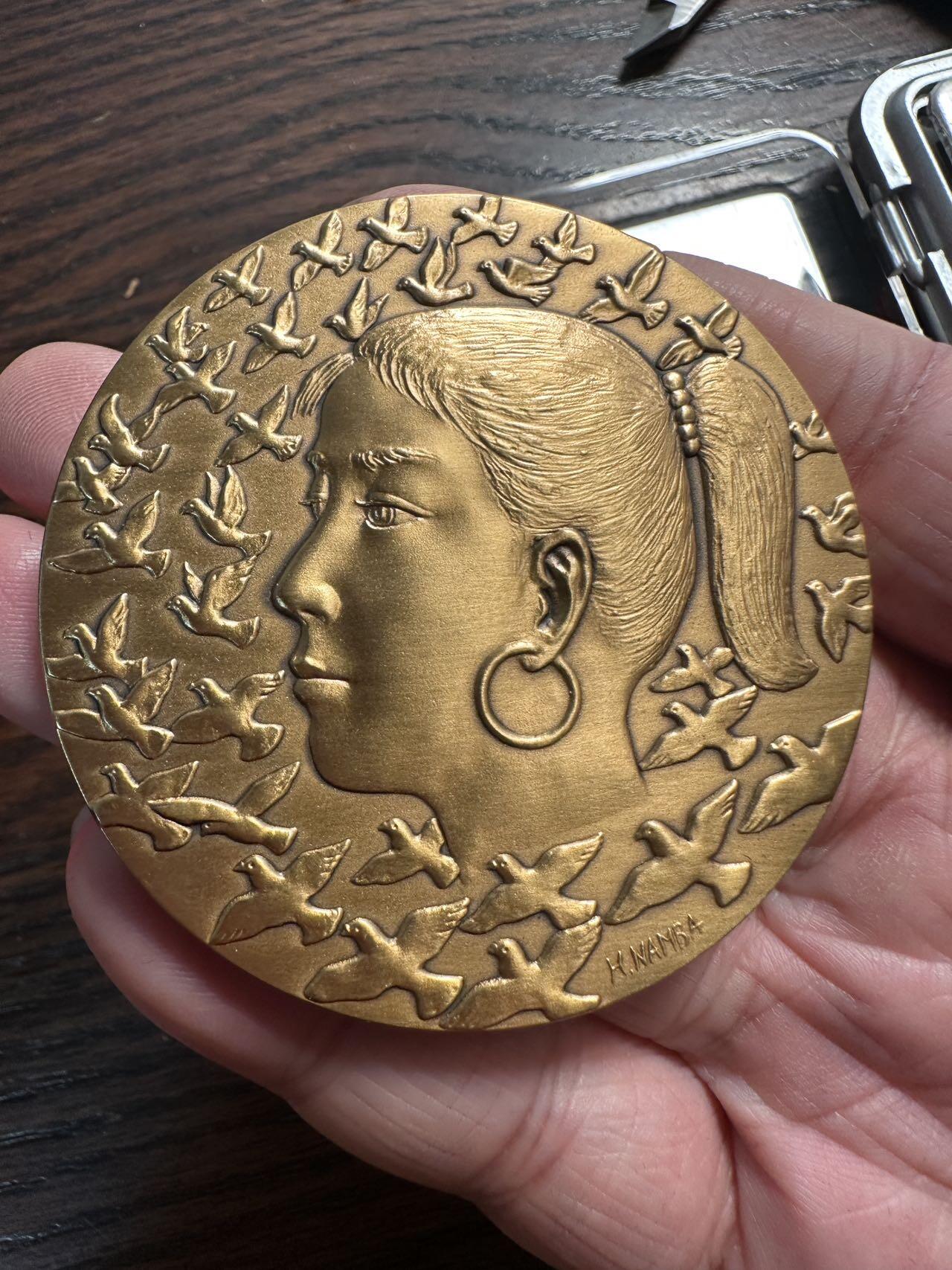 蒂克钱币-第59场 日本企业章 徽章拍卖 1994年广岛亚运会（第12届亚洲运动会） 的官方高级纪念章60mm 146g。它由日本著名雕刻家南波宏明（H. Nanba） 设计