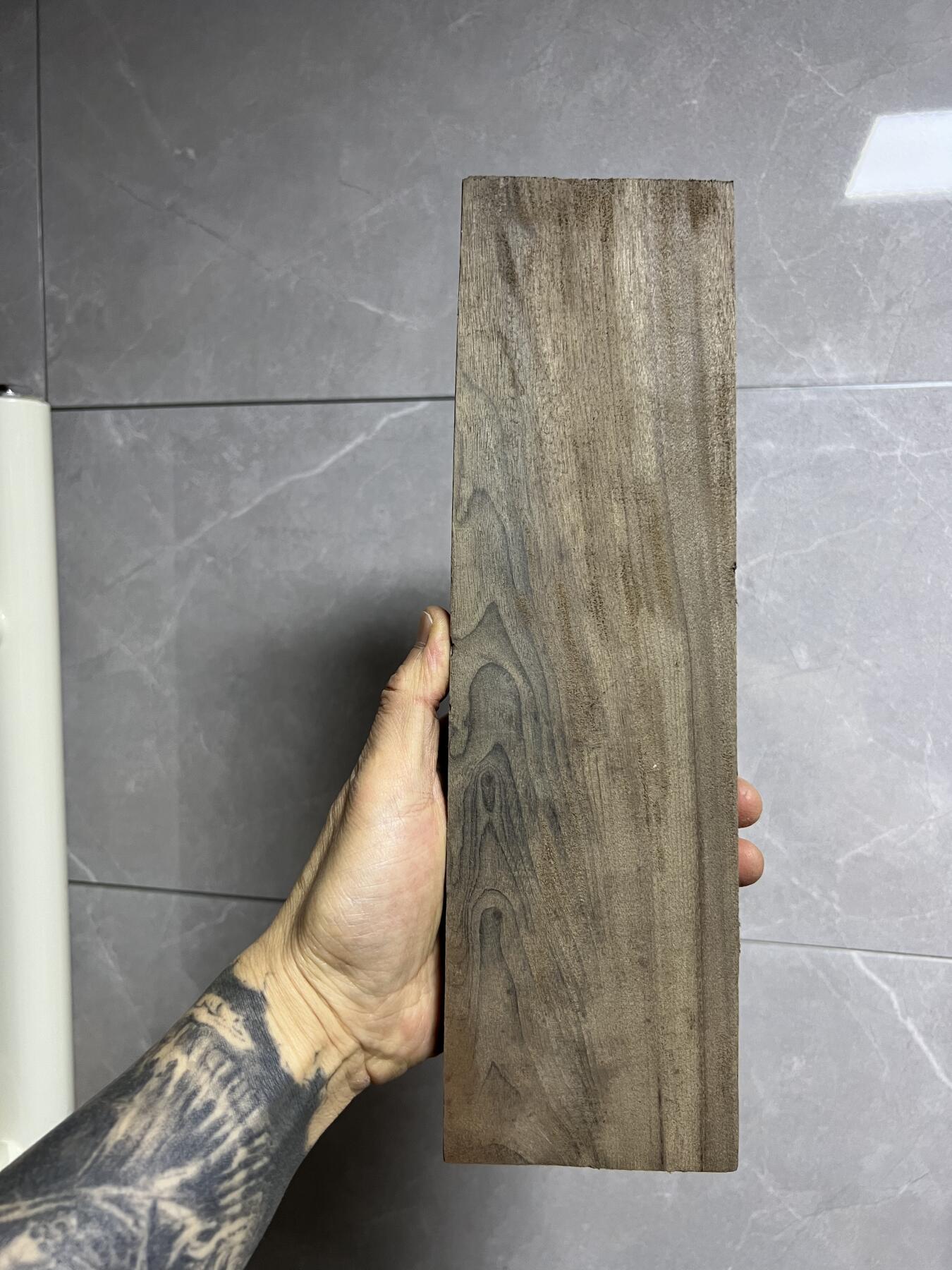 零元拍：NO.14乌木金丝楠 ，无需打磨就已经金光闪闪。满金丝药香，尺寸约：29.4/8.5/.3厚CM。