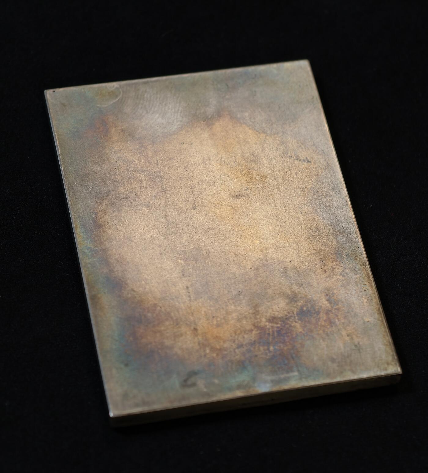 甄臻铺-世界币章拍卖（第53期），甄品场拍品征集中，送拍享返佣金等优惠多多 1949年法国邮政百年纪念银章，单面高浮雕，尺寸60.8毫米 x 43.8毫米，重93.2克，带原装盒子。正面是1849-1949百年纪念，两侧人物浮雕，背面无字，丰饶角1ARGENT边铭