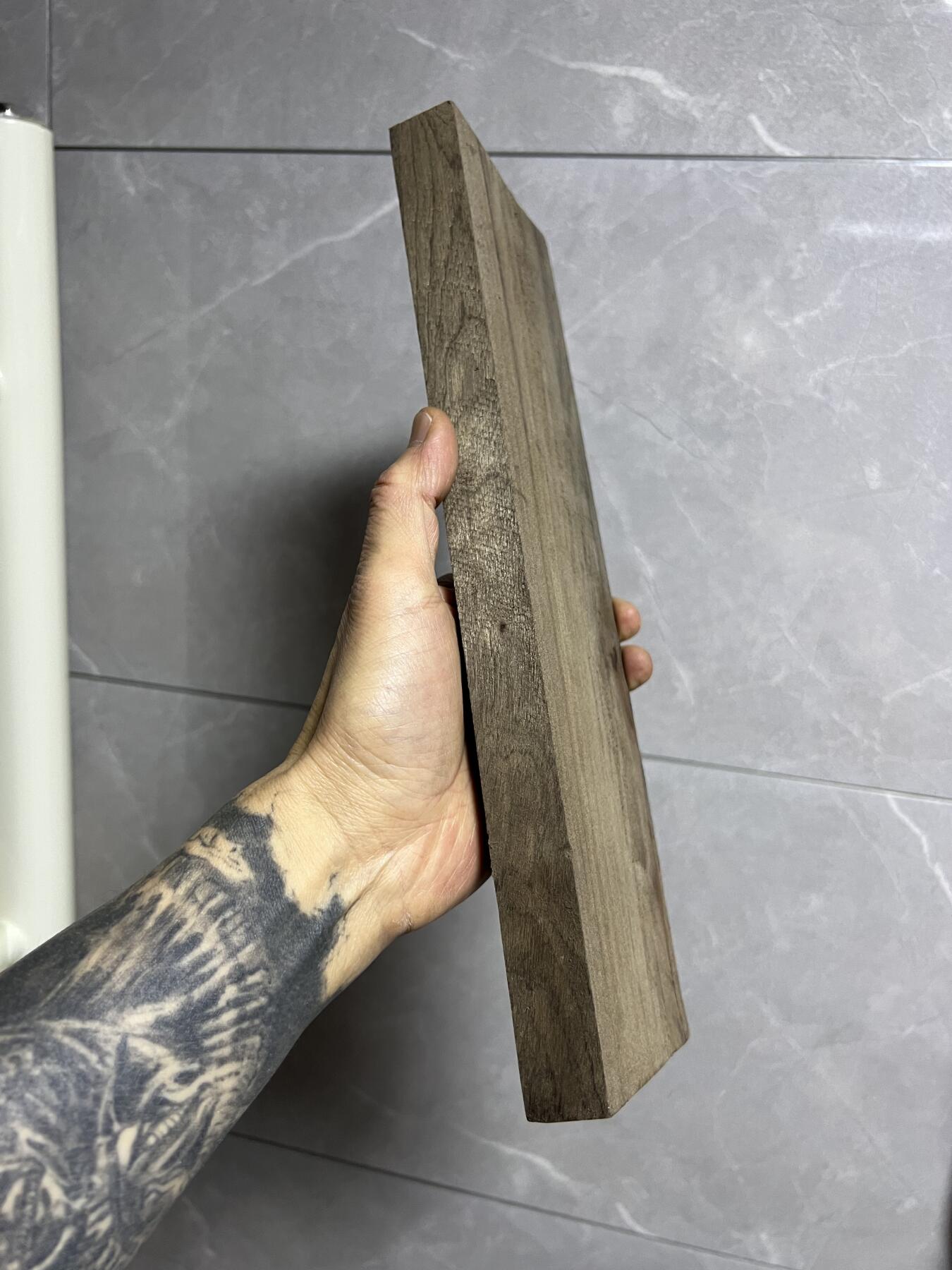 零元拍：NO.14乌木金丝楠 ，无需打磨就已经金光闪闪。满金丝药香，尺寸约：29.4/8.5/.3厚CM。