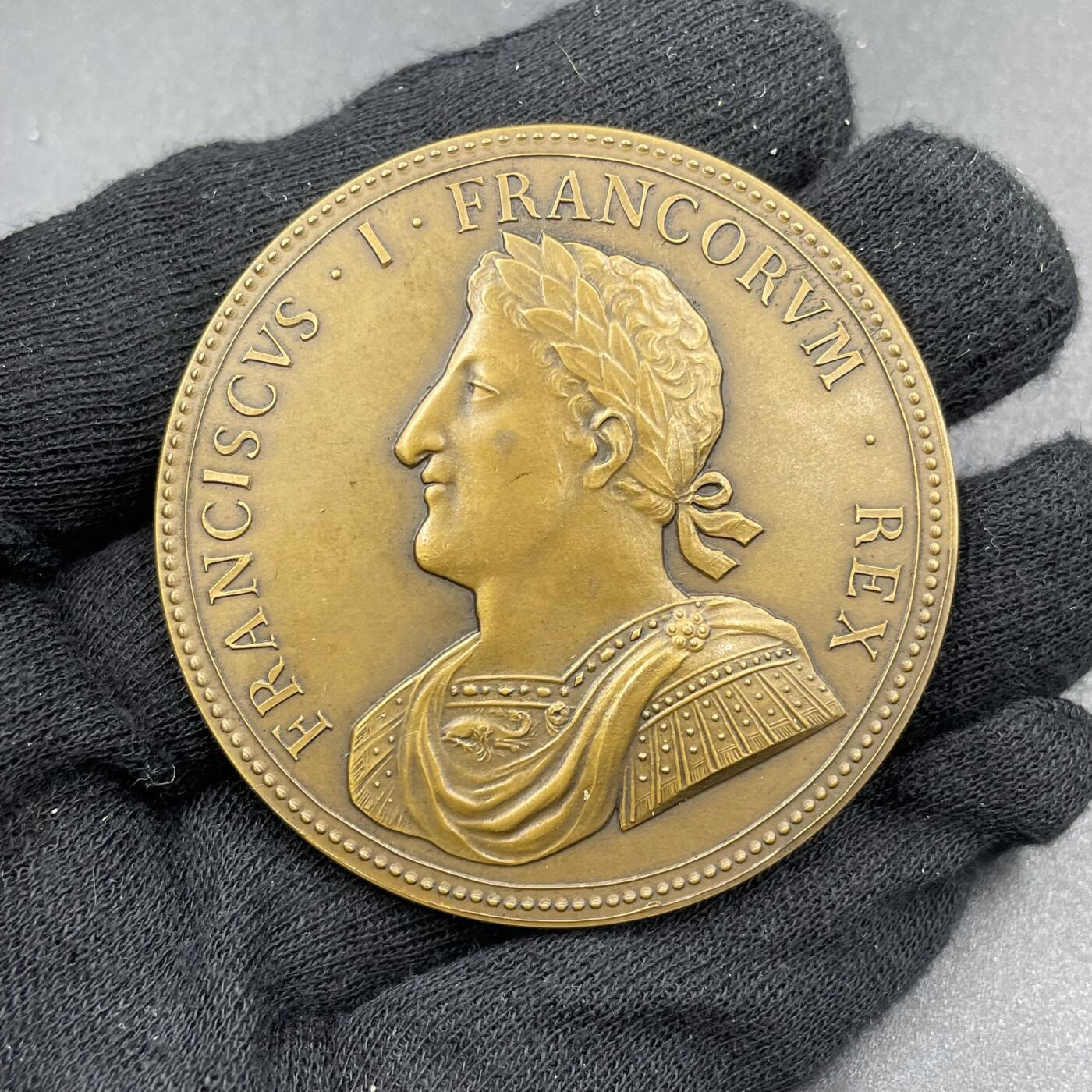 「木头集藏」章牌专场-第69场 法国国王弗朗索瓦一世，直径：54.5 mm，76.5 g，边铭：丰饶角 BROZNE，弗朗索瓦一世（1494–1547）是法国文艺复兴的核心人物，他大力引进意大利艺术，邀请达·芬奇等大师前往法国，被誉为“法国文艺复兴之父”。