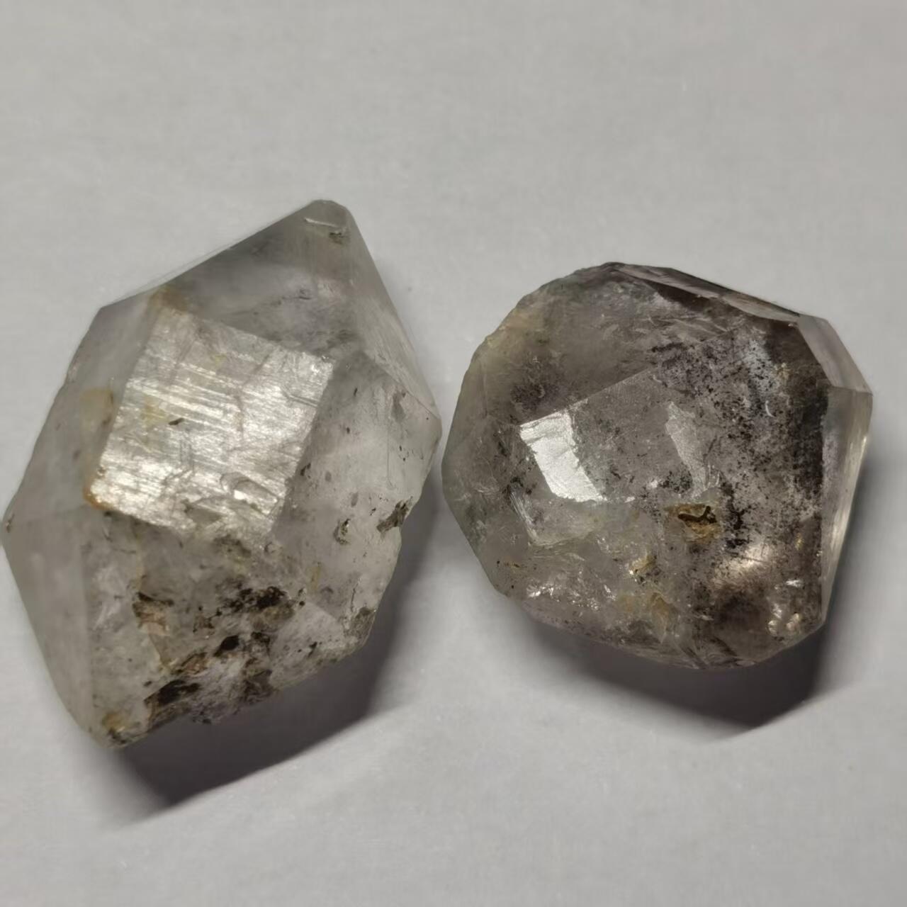 七河·世界世界币章杂件小拍（总第40期） 藏家出品 X679（10）云贵闪灵水晶原石2件 本件拍品由合作藏家邮寄