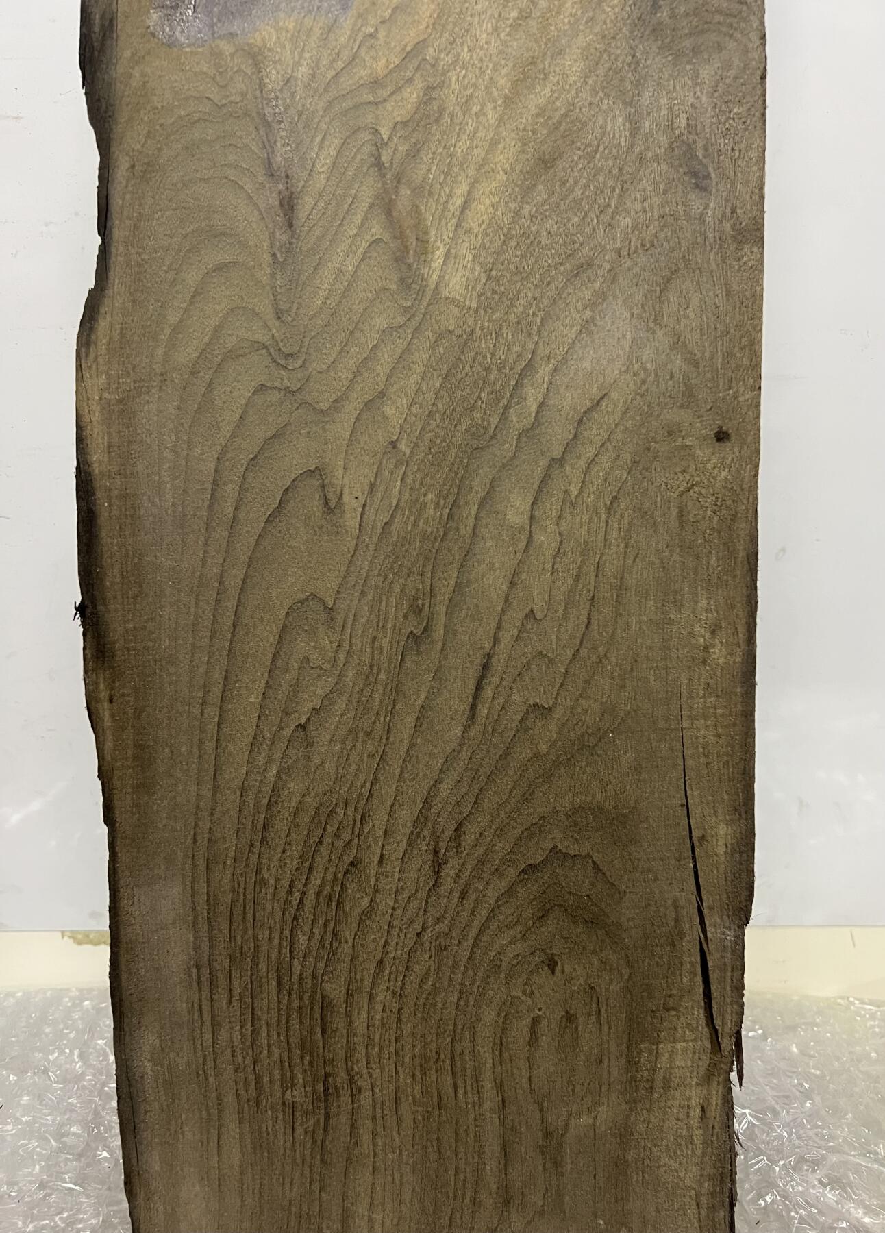 零元拍：NO.38 乌木金丝楠 绿阴沉山峰纹 做牌子，干泡台，无需打磨就已经金光闪闪。满金丝药香，尺寸约：66.5/19/3.4CM。