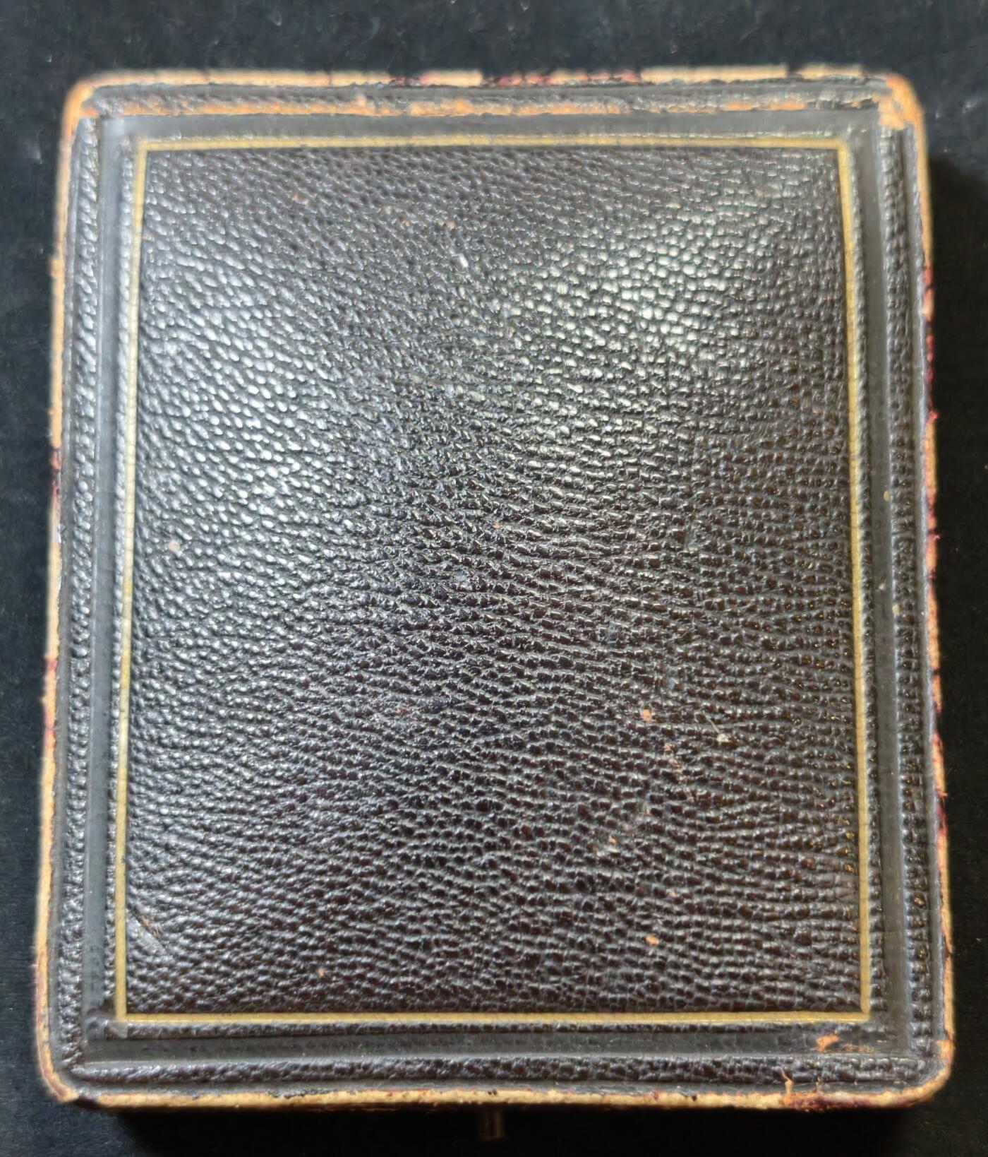 甄臻铺-世界币章拍卖（第53期），甄品场拍品征集中，送拍享返佣金等优惠多多 1901年英国威廉·巴伯·巴伯学院（Wm. B. Barbour Academy, Paisley）颁发的银质奖章，带原装皮盒，奖章圆圈部分直径47.3毫米，重31.7克，不算吊环总高61.1毫米，复杂银匠工艺的典范，底部有英国伦敦银匠标记“S&G”，年份清晰，保存完好