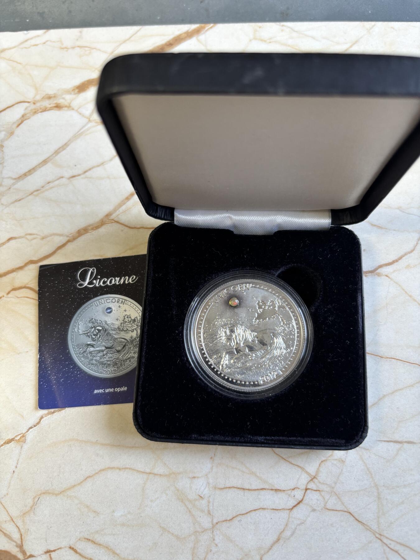 第192期拍卖 喀麦隆2012年吉祥物独角兽麒麟镶嵌蛋白宝石银币，999银，20克，发行888枚