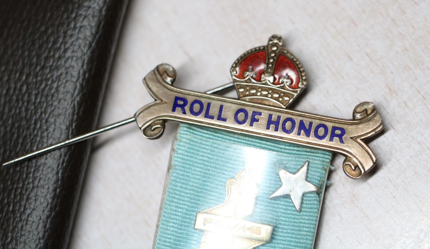 大猫徽章拍卖 第289期 英国皇家野牛会奖章.PALMA NON SINE PULVERE”（意为“荣耀源于磨砺”925银镀金材质局部珐琅，带原始皮袋，53.6g