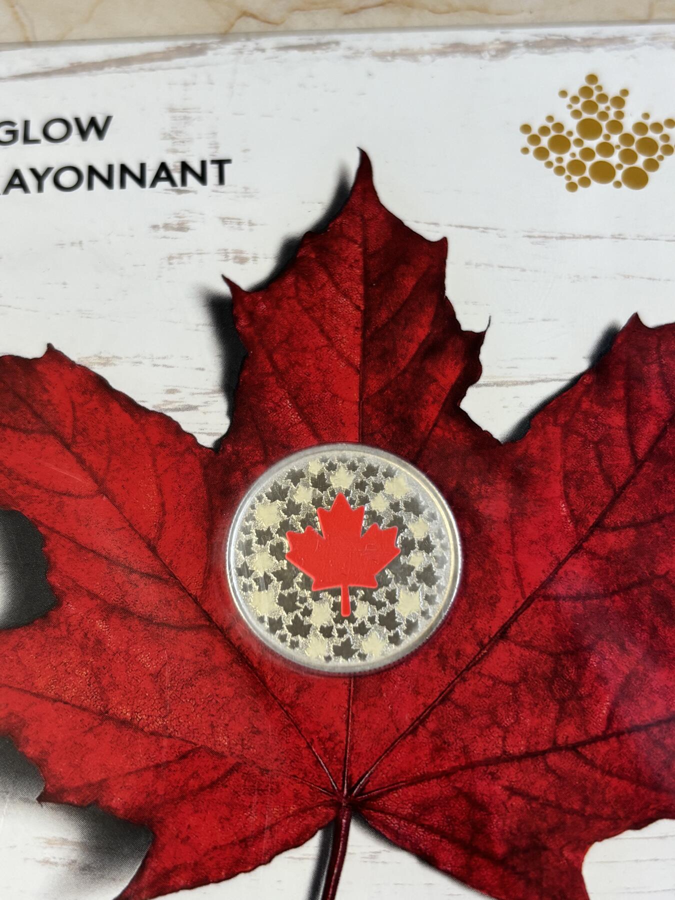 第192期拍卖 卡装加拿大2018年红色夜光枫叶花语坚毅彩色夜光银币，9999银，7.96克