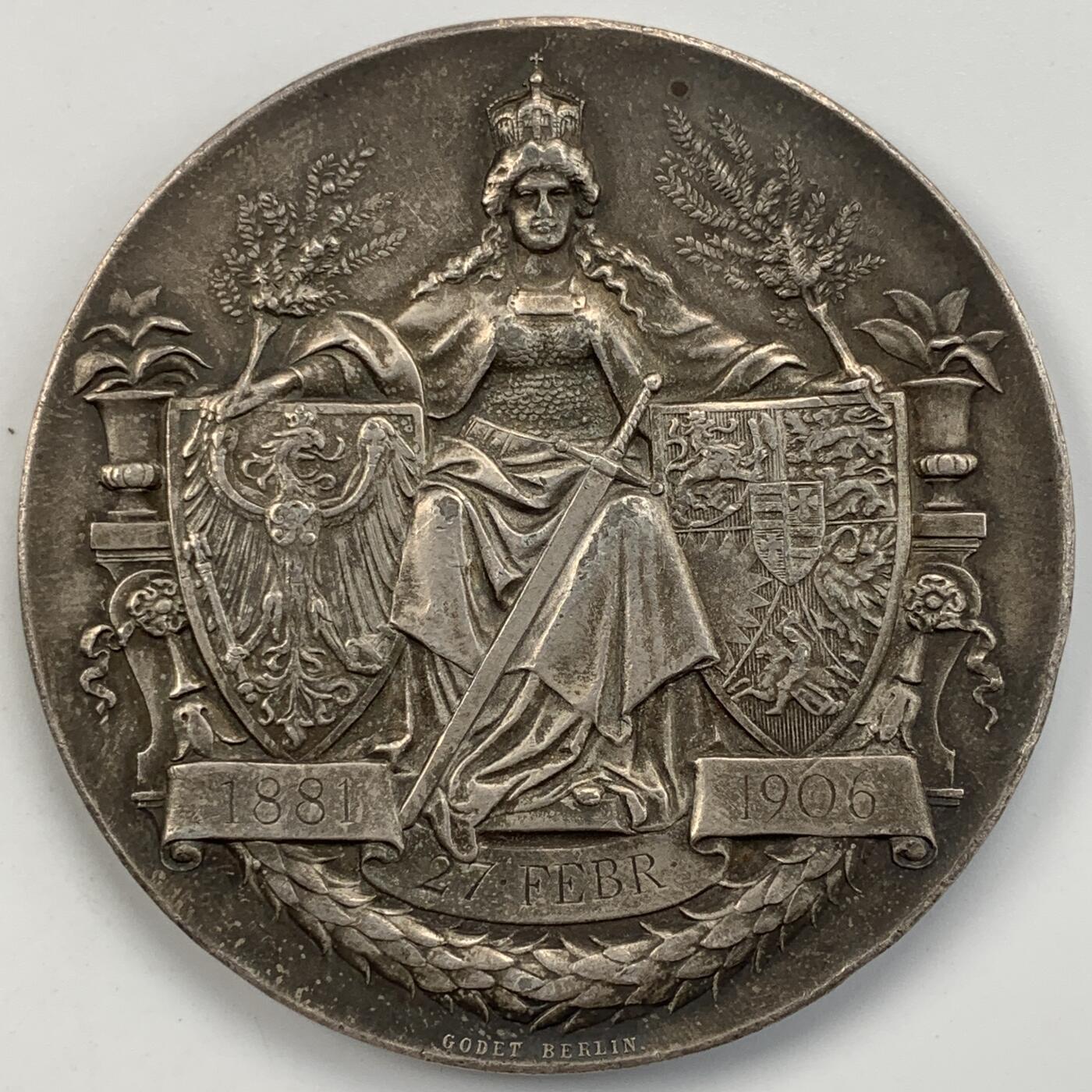 掌中浮雕-藏着的欧洲第053场 1906年威廉二世与奥古斯特维多利亚银婚镀银铜章 ，60mm，Godet雕刻，正面是威廉二世夫妇及七位子女，罕见的全家福章牌