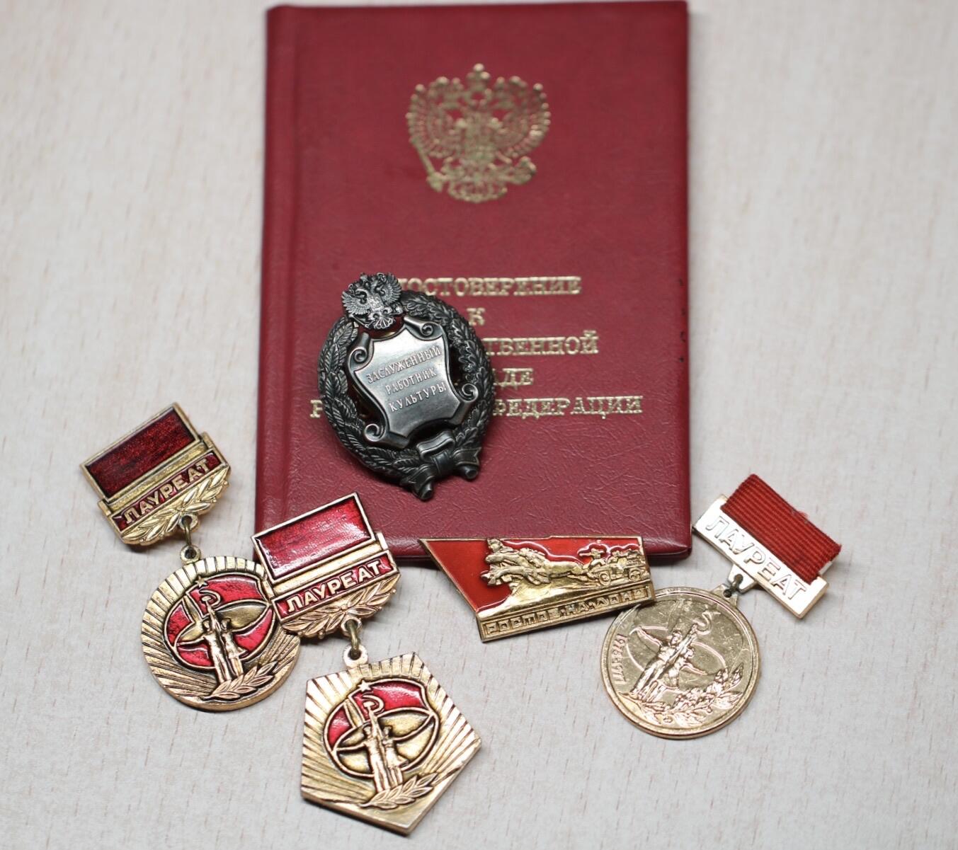 大猫徽章拍卖 第289期 俄罗斯联邦荣誉文化工作者证章，银制，带莫斯科造币厂厂标，得主自行把别针改成转轮
