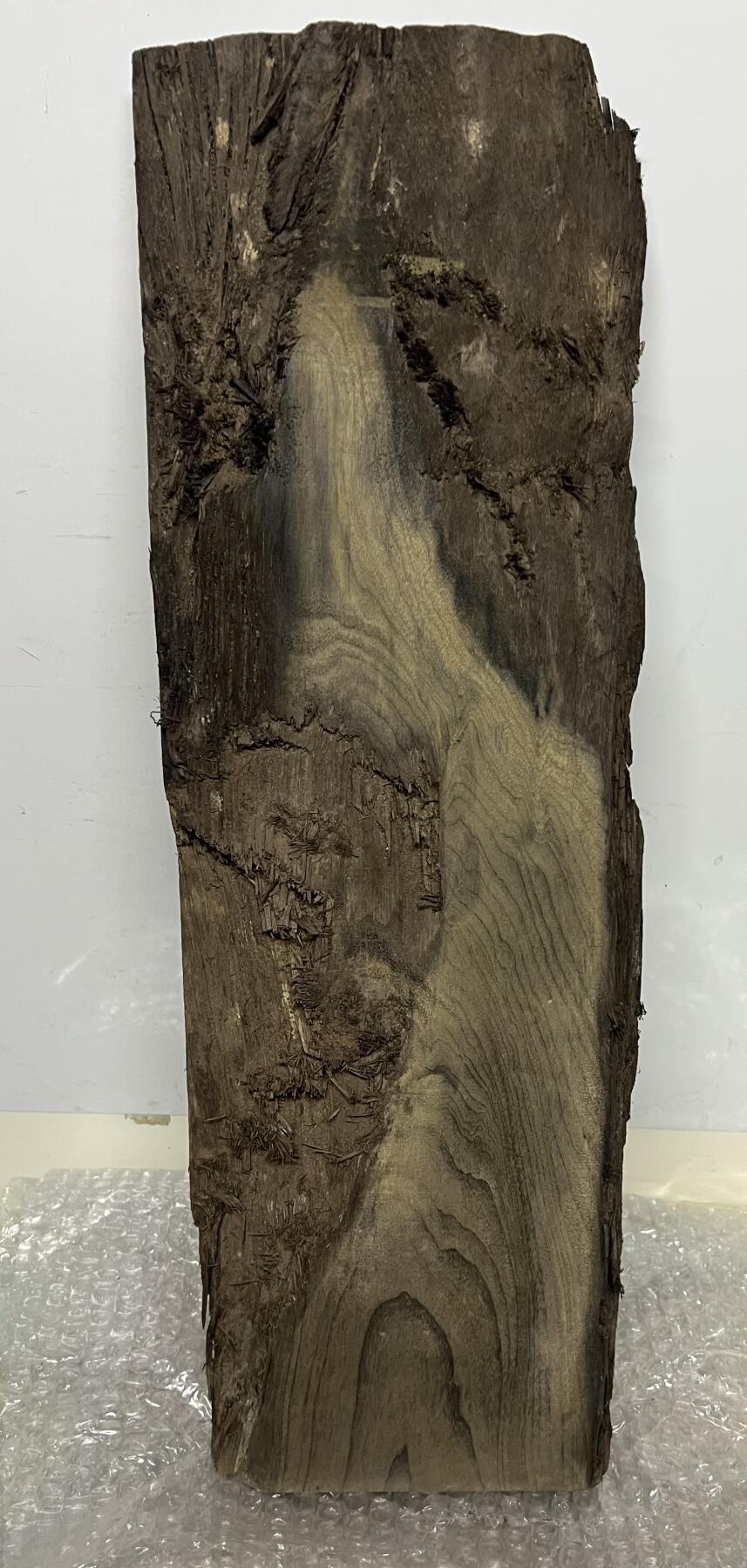 零元拍：NO.38 乌木金丝楠 绿阴沉山峰纹 做牌子，干泡台，无需打磨就已经金光闪闪。满金丝药香，尺寸约：66.5/19/3.4CM。